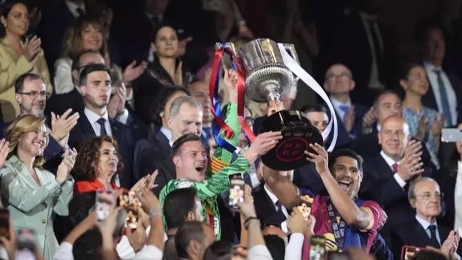 Ter Stegen y Araujo levantan la Copa del Rey al cielo de Sevilla