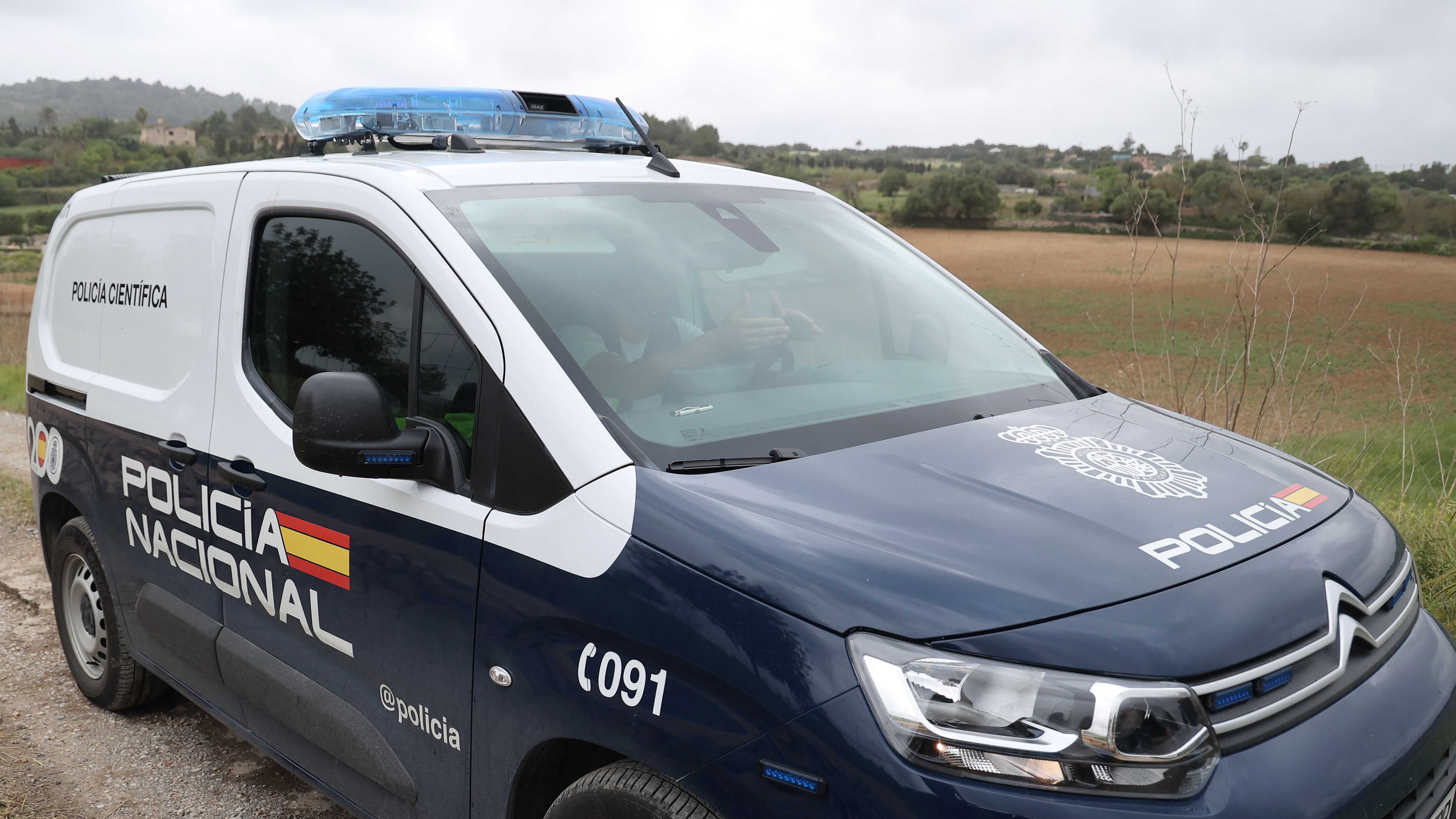 EuropaPress 5926141 coche policia nacional lugar donde hallado cadaver finca manacor 29 abril