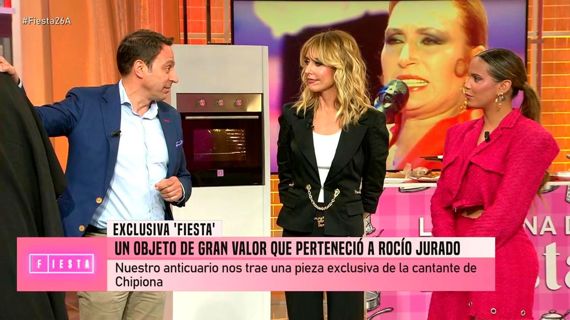 'Fiesta' sorprende a Gloria Camila con un objeto muy preciado de su madre, Rocío Jurado Fiesta 2025 Top Vídeos 608