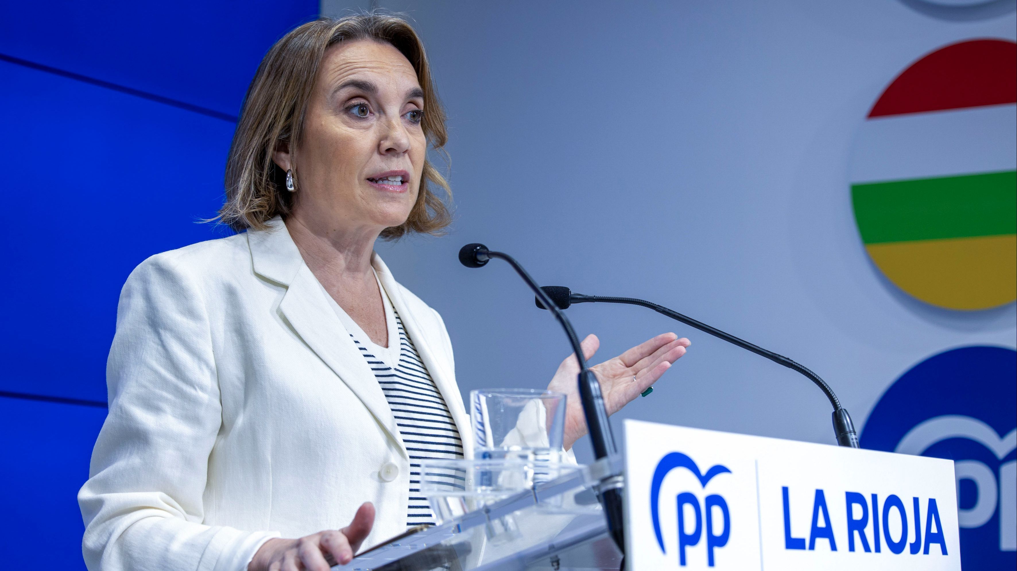 La secretaria general del PP, Cuca Gamarra, en una rueda informativa este domingo en Logroño