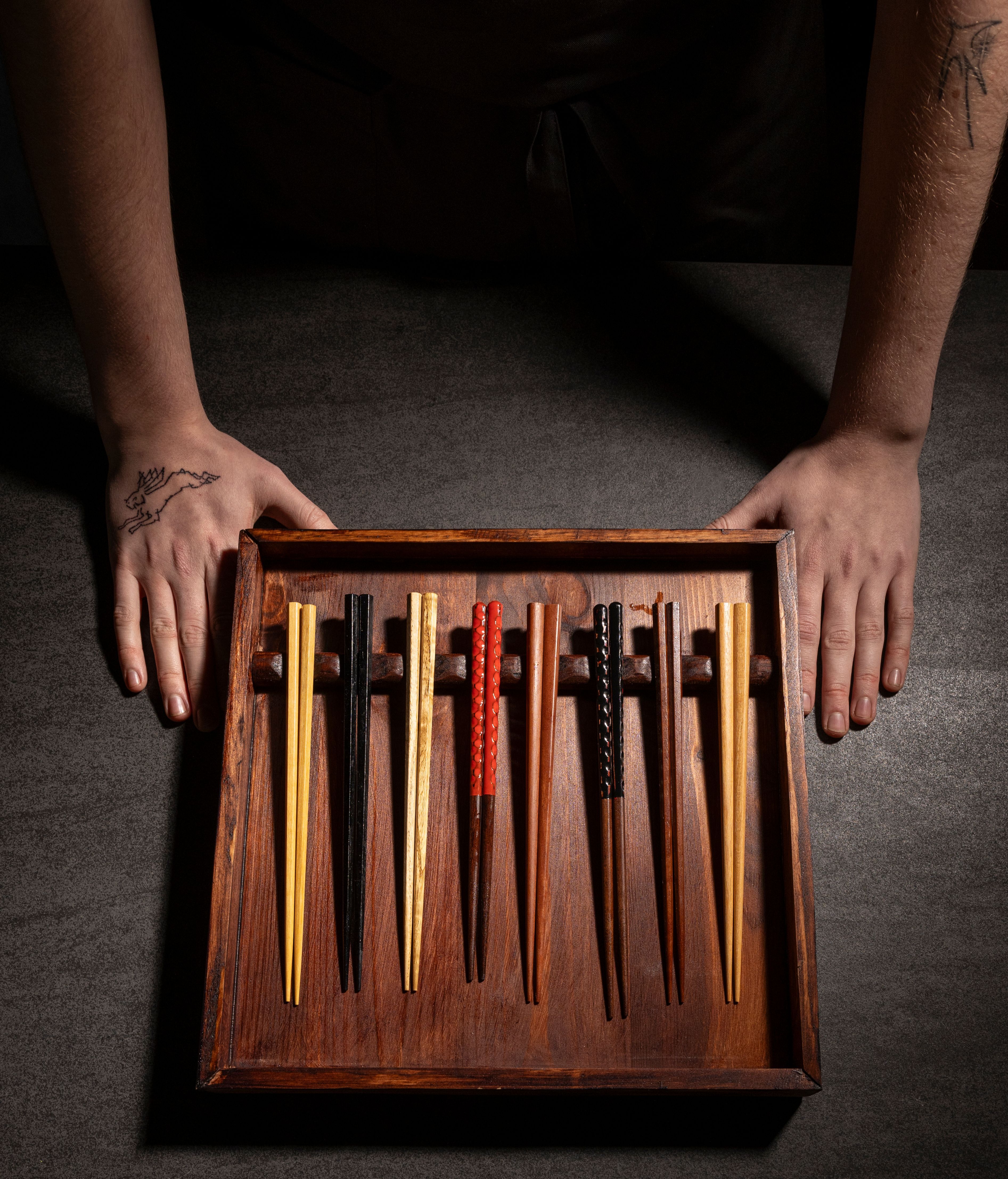 En Tetsu tú eliges los palillos nada más acomodarte.