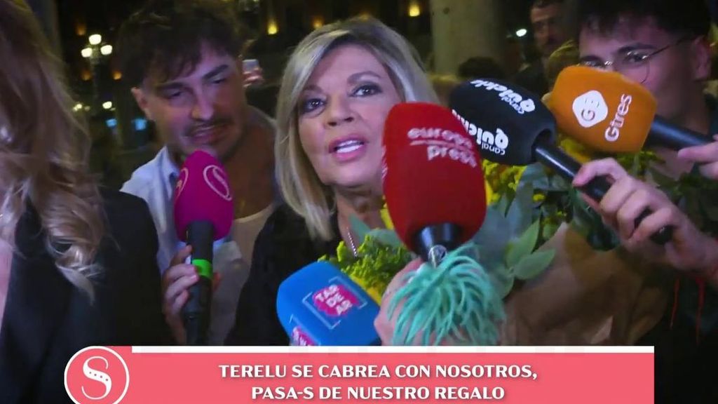 El enfado de Terelu tras el estreno de su obra de teatro al recibir un regalo que no esperaba: "No me hace gracia" Socialité 2025 Top Vídeos 501