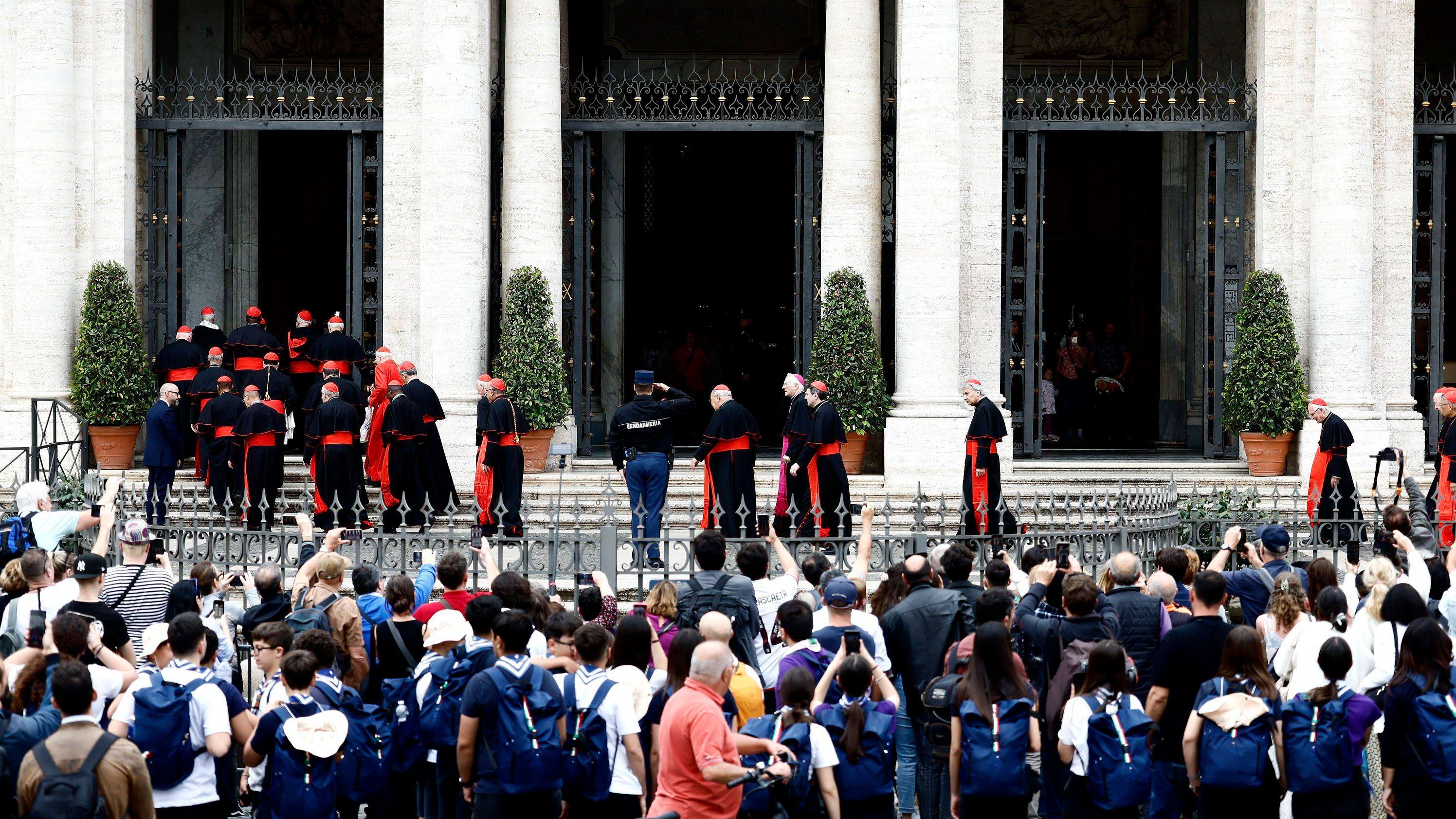 Un grupo de cardenales llega a la basílica de Santa María la Mayor