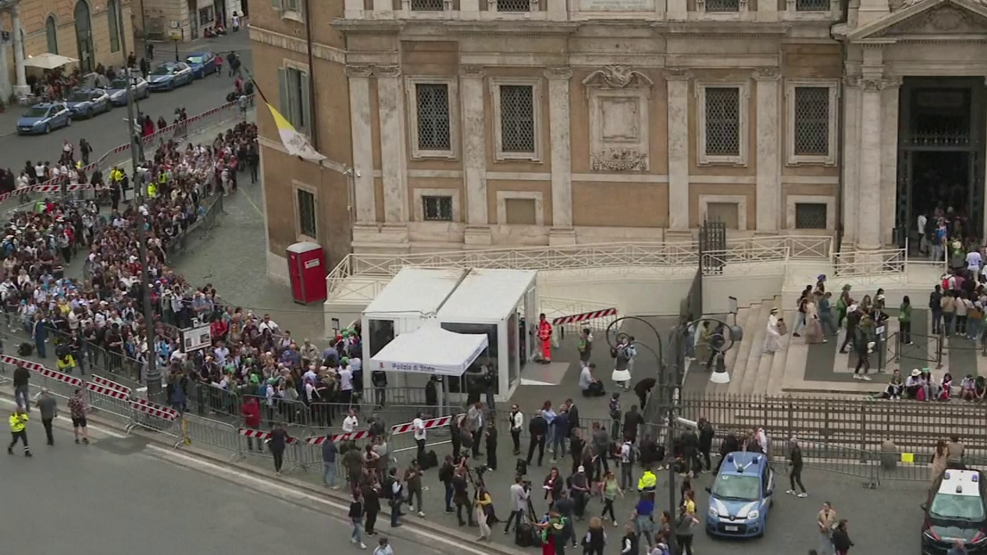 Un total de 30.000 personas visitan hasta las 14:00 horas la tumba del papa Francisco