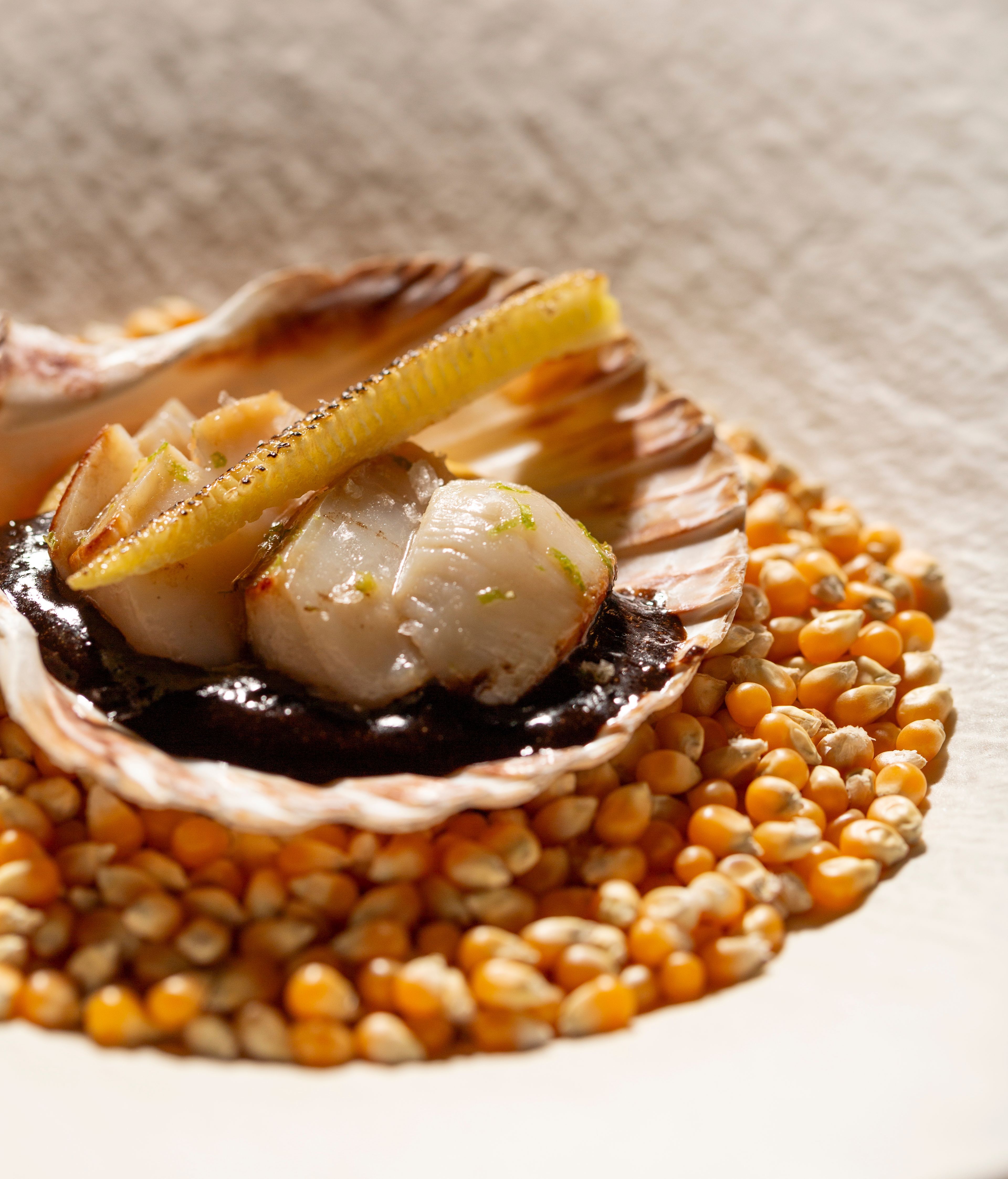 En Tetsu clavan los puntos de los pescados y mariscos. Sirva de ejemplo esta vieira.