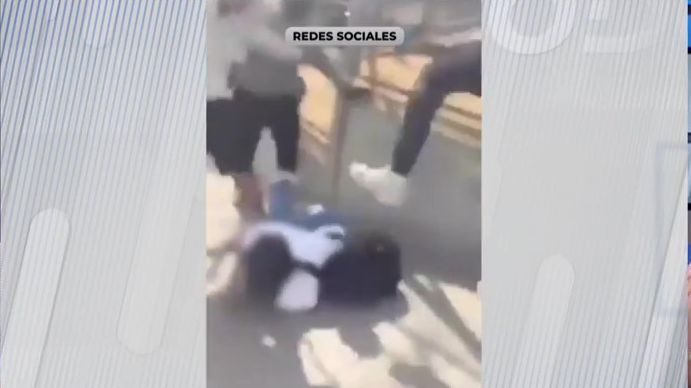 Durísimas imágenes de una salvaje paliza a un menor a la salida de un instituto en Mataró, Barcelona