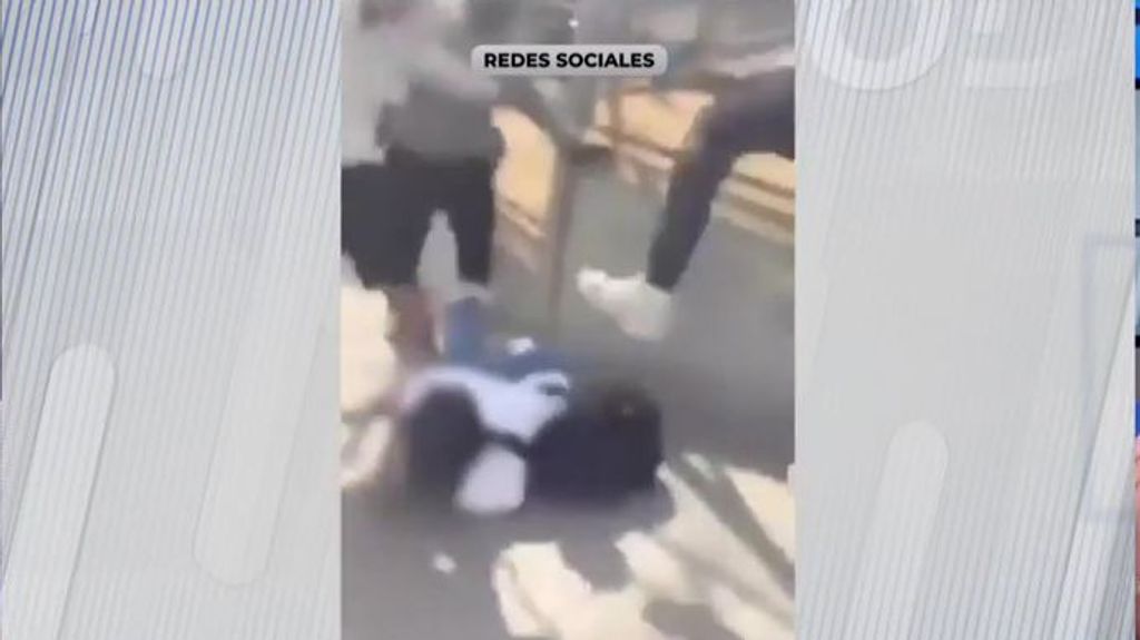 Durísimas imágenes de una salvaje paliza a un menor a la salida de un instituto en Mataró, Barcelona