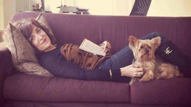 Elvira Lindo y su perrita