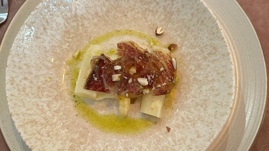 Espárragos blancos, cecina, aceite de albahaca y almendras