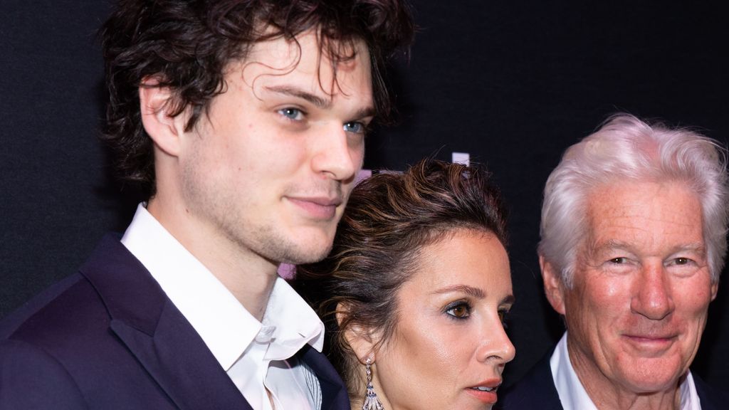 Homer Gere, el hijo mayor de Richard Gere, junto a este y su mujer Alejandra Gere