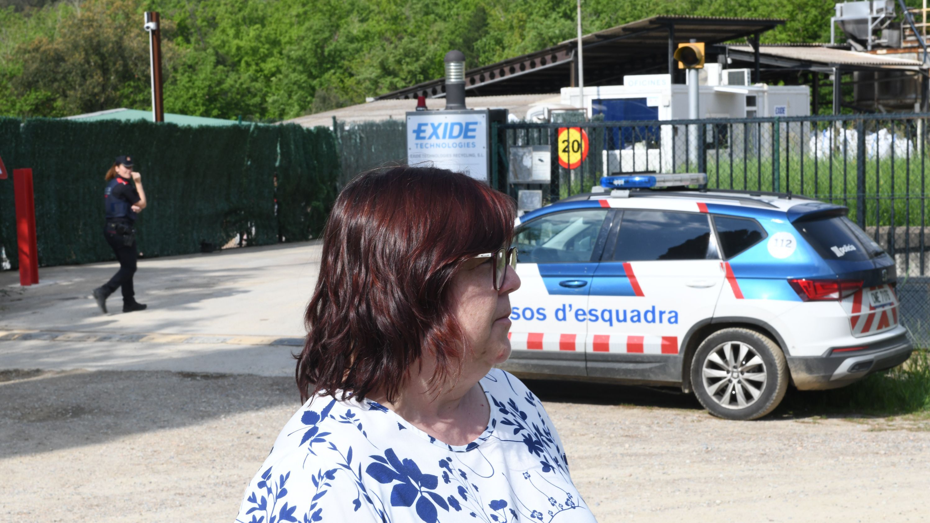 La alcaldesa de Sant Julià de Llor i Bonmatí, Elena Ribas, en las inmediaciones de la industria de reciclaje de baterías Exide Technologies