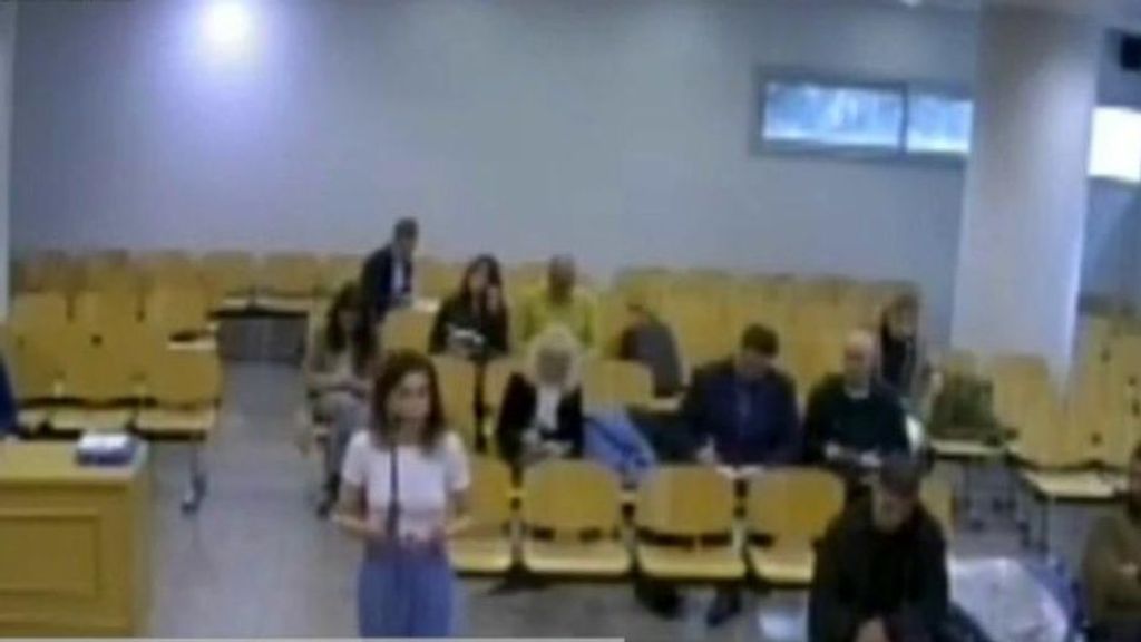 Las imágenes de María León ante el juez: "Me tiraron contra una valla, caí al suelo y me arrastraron"