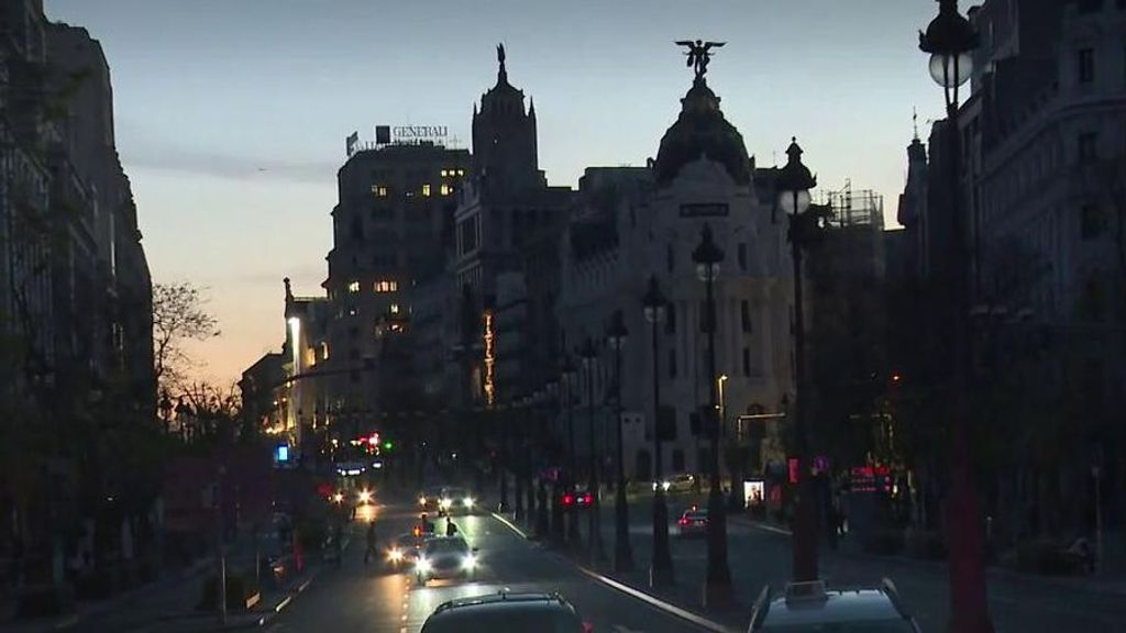 Llega la noche a Madrid: así han quedado algunos sitios como Gran Vía tras el apagón