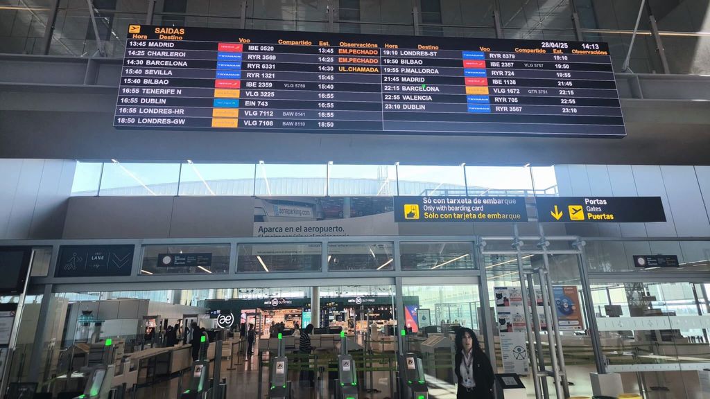 Los aeropuertos españoles superan con dificultad los problemas derivados del apagón eléctrico