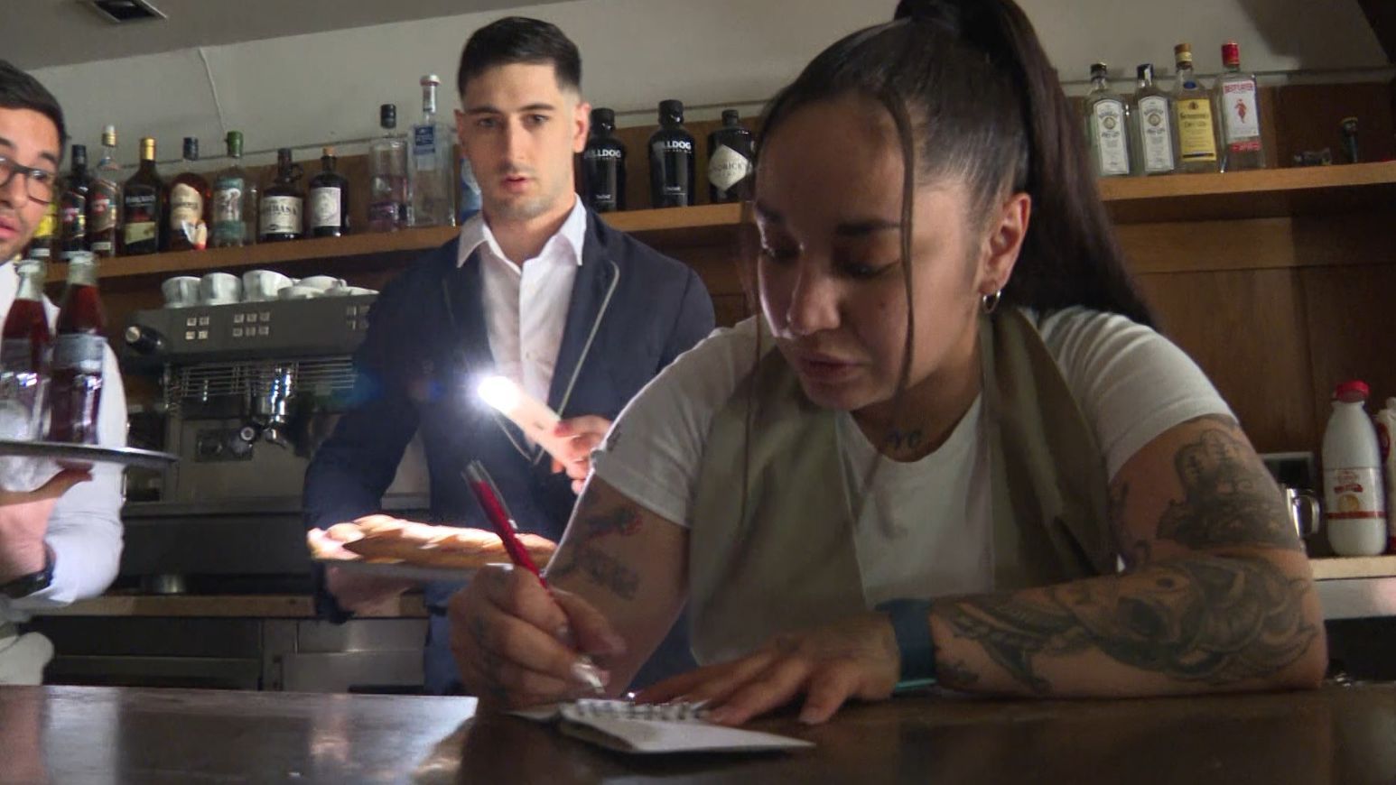 Restaurantes, a la antigua usanza tras el apagón eléctrico