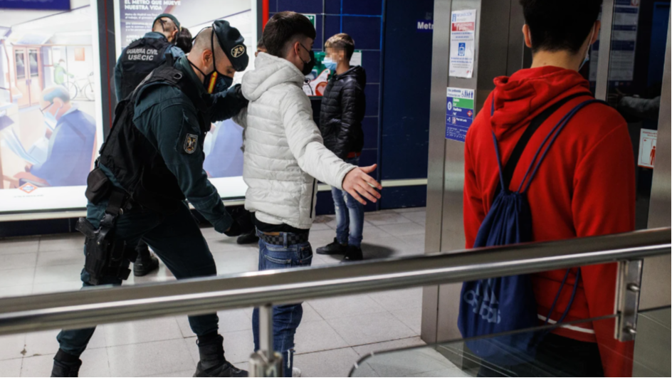 Un agente de la Guardia Civil cachea a un joven en un control para prevenir la violencia entre bandas juveniles Un agente de la Guardia Civil cachea a un joven en un control para prevenir la violencia entre bandas juveniles