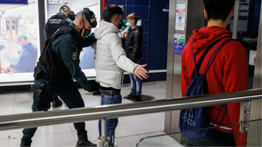 Un agente de la Guardia Civil cachea a un joven en un control para prevenir la violencia entre bandas juveniles