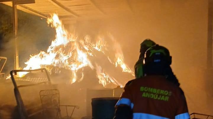 Un momento de la actuación de los bomberos en el incendio de la instalación agraria
