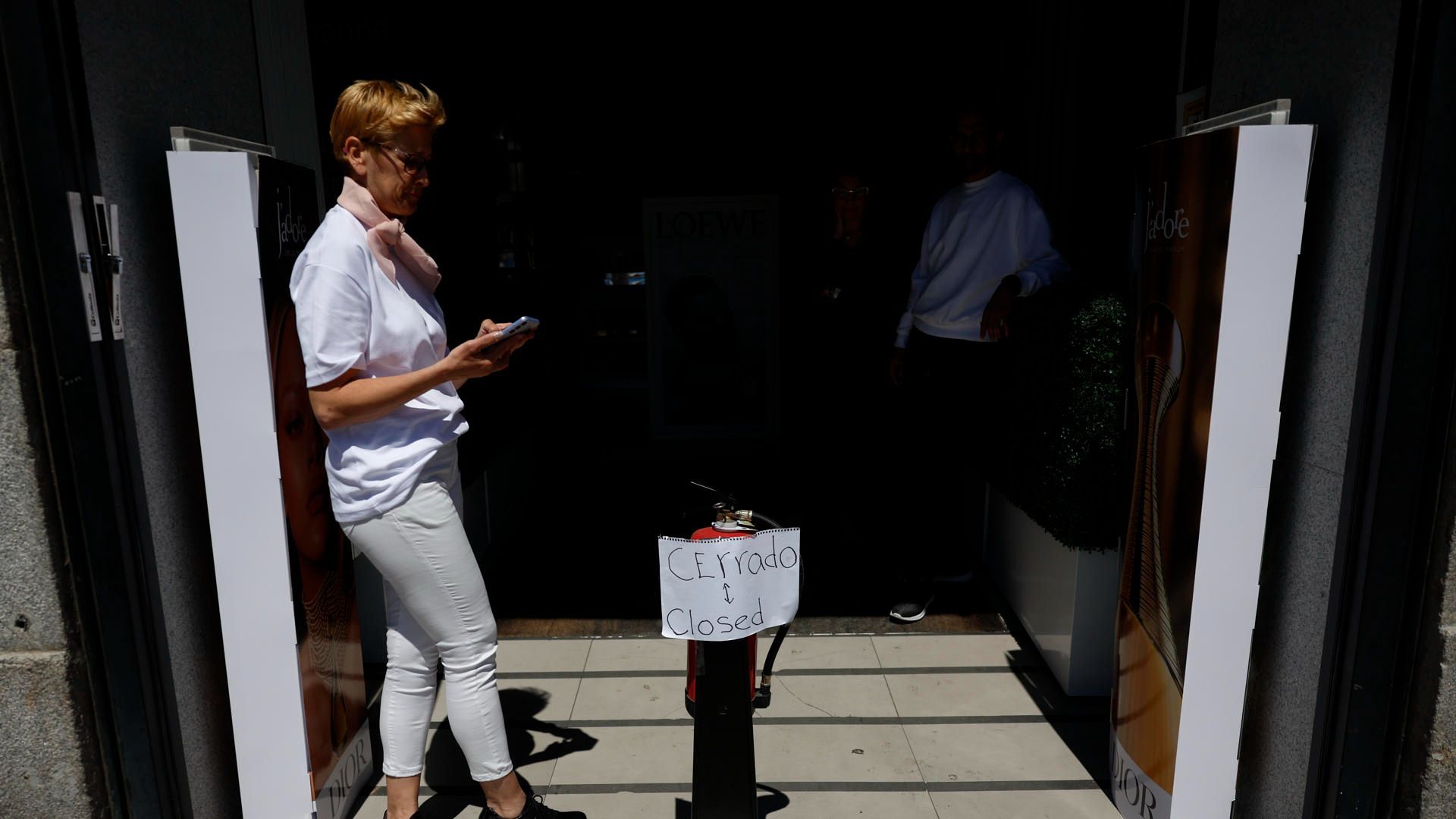 Una mujer consulta el móvil tras el apagón