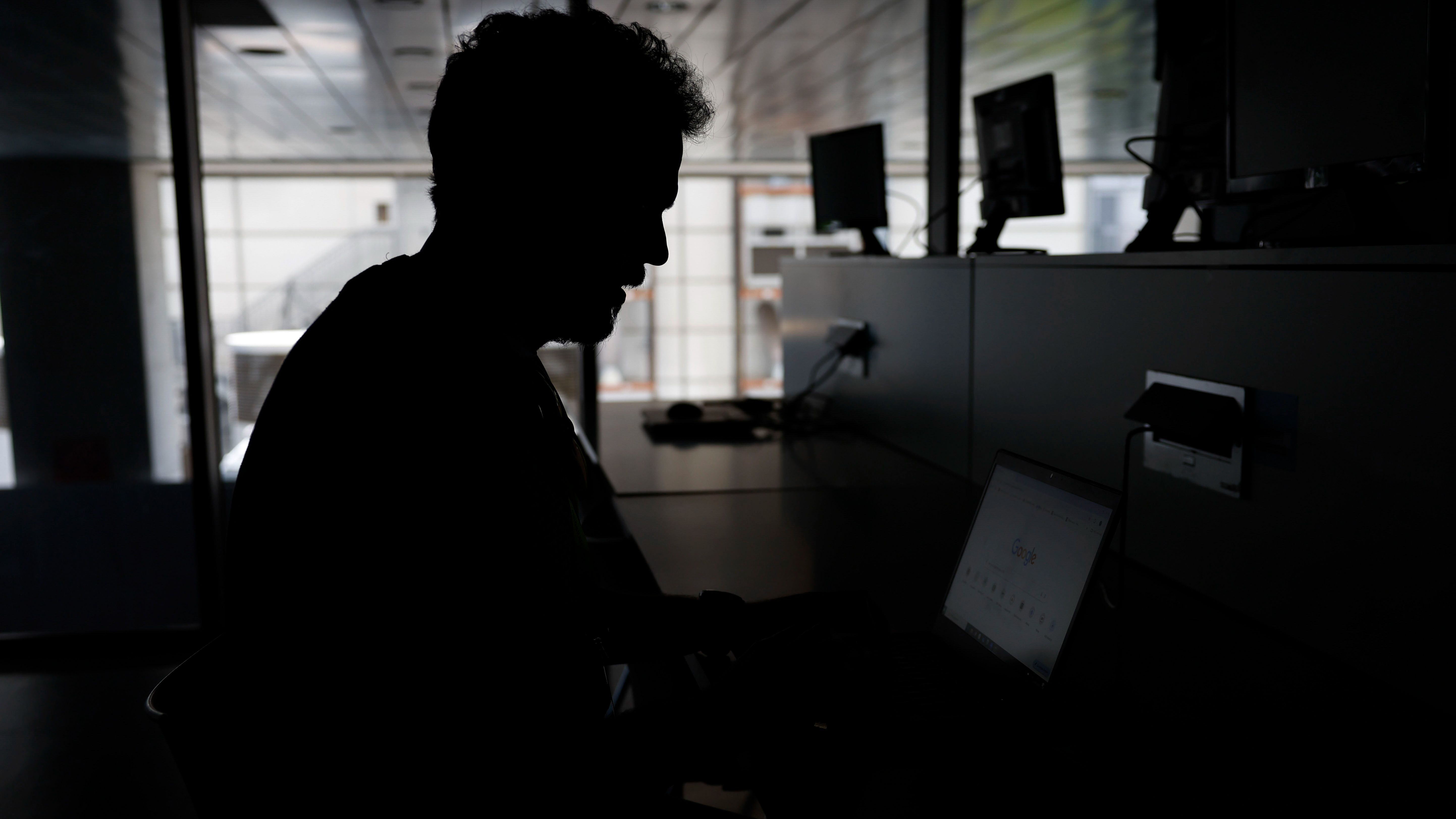 Vista de la sala de prensa de la Caja Mágica a oscuras.