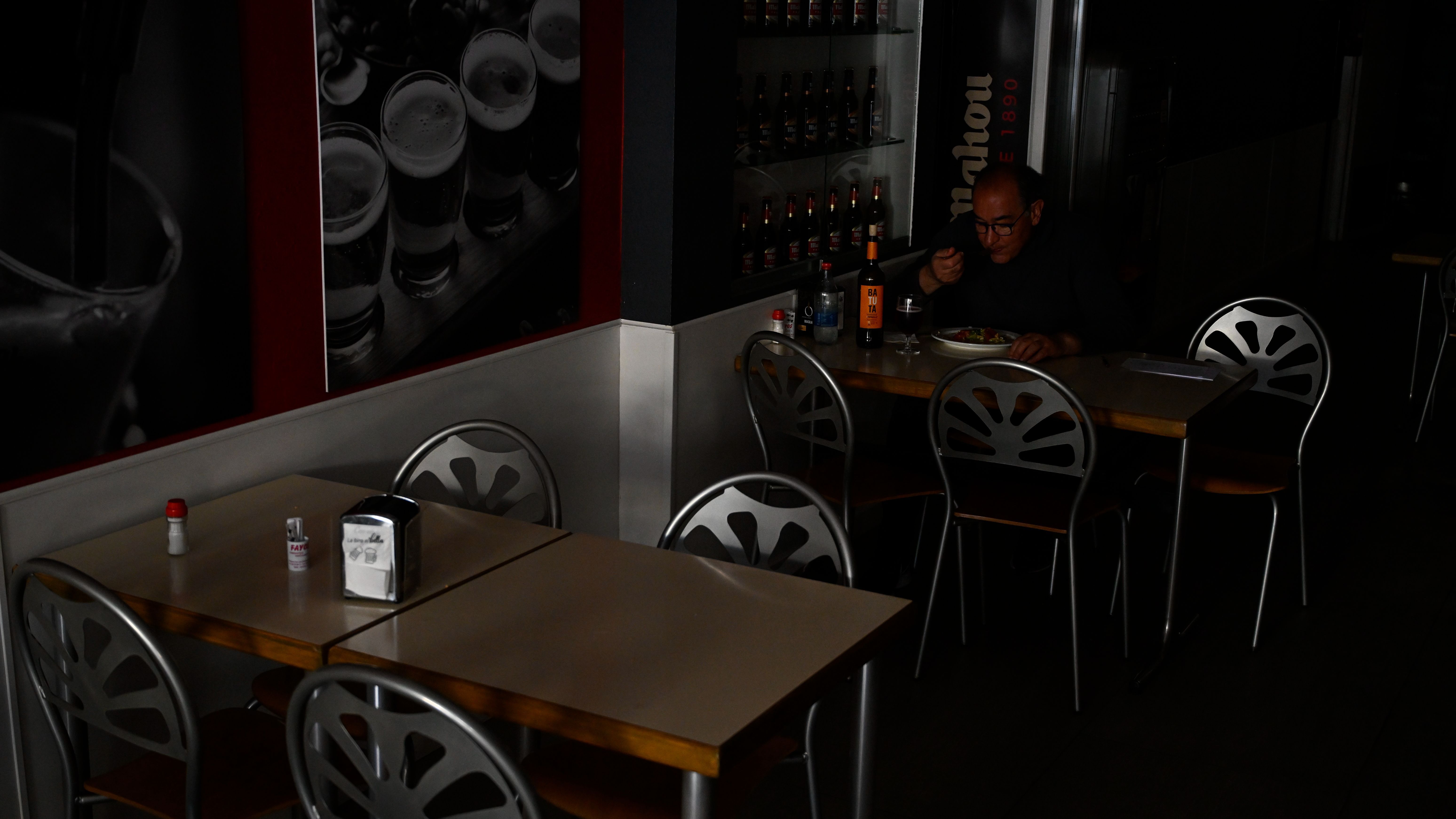 Vista de un bar durante el apagón este lunes.