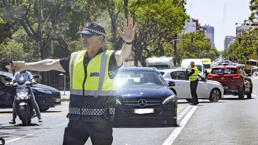 Agente de la Policía Local de Cádiz regulando el tráfico por el apagón