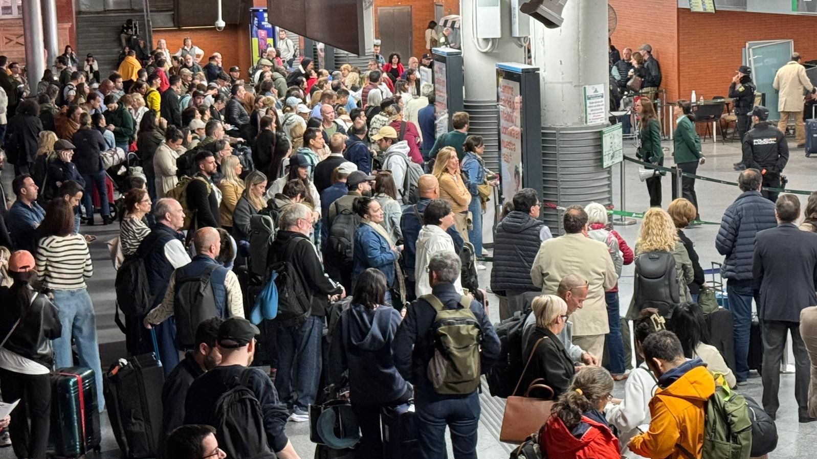 Aglomeración de personas en la estación de Atocha, de Madrid
