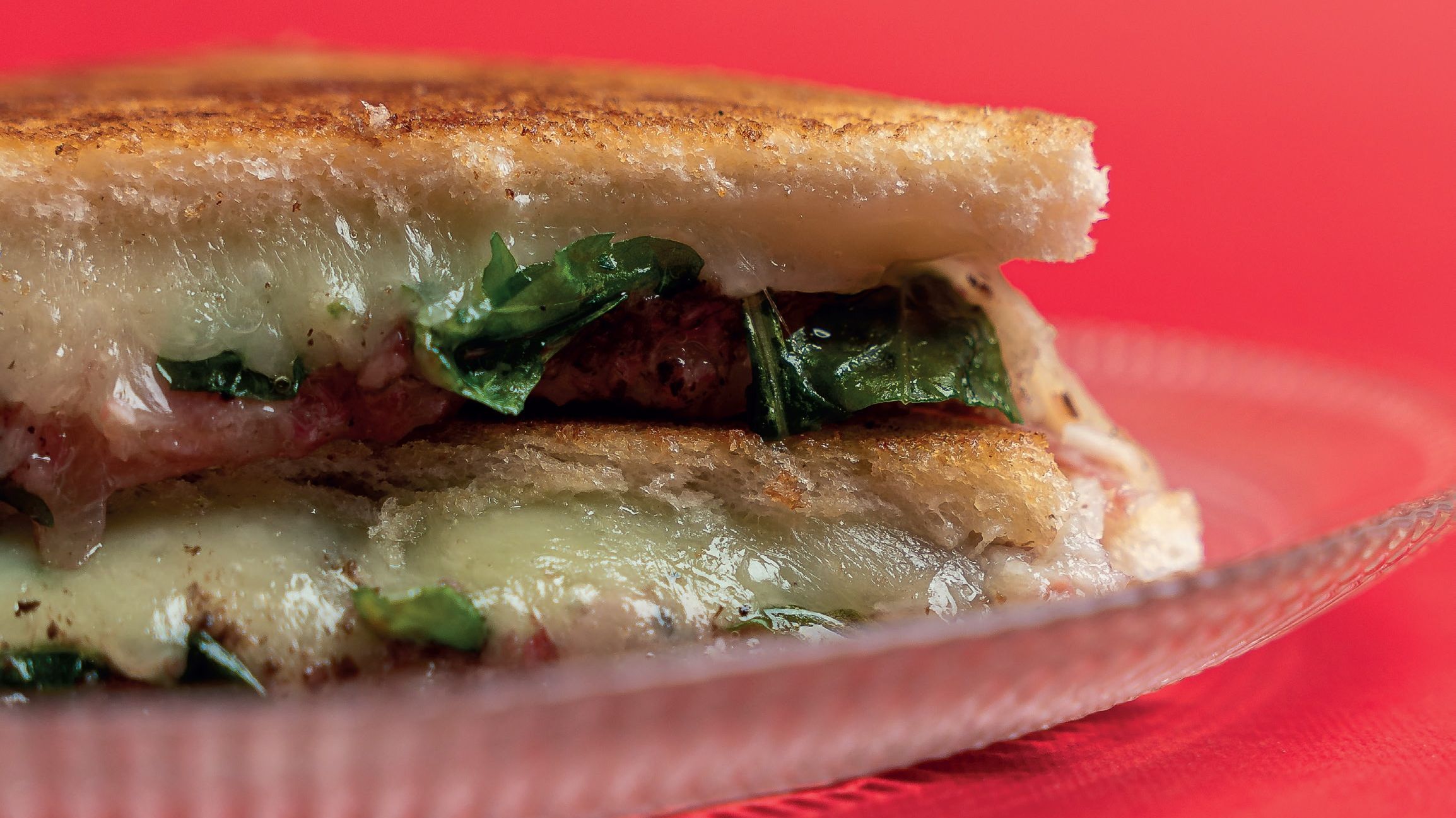 Bikini de porchetta, mozzarella, rúcula y trufa