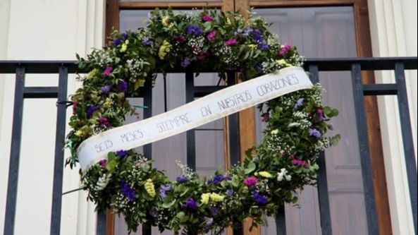 Corona de flores en el Ayuntamiento de Benetússer cuando se cumplen seis meses de la DANA.