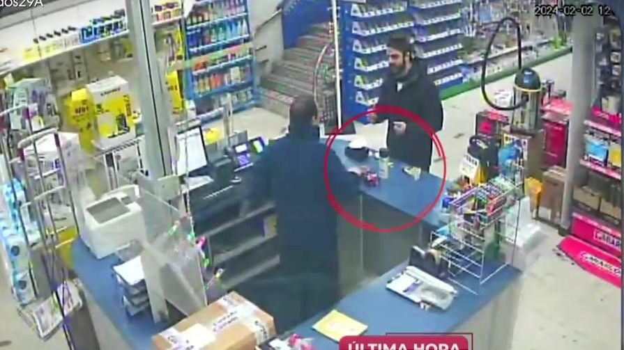 David comprando material