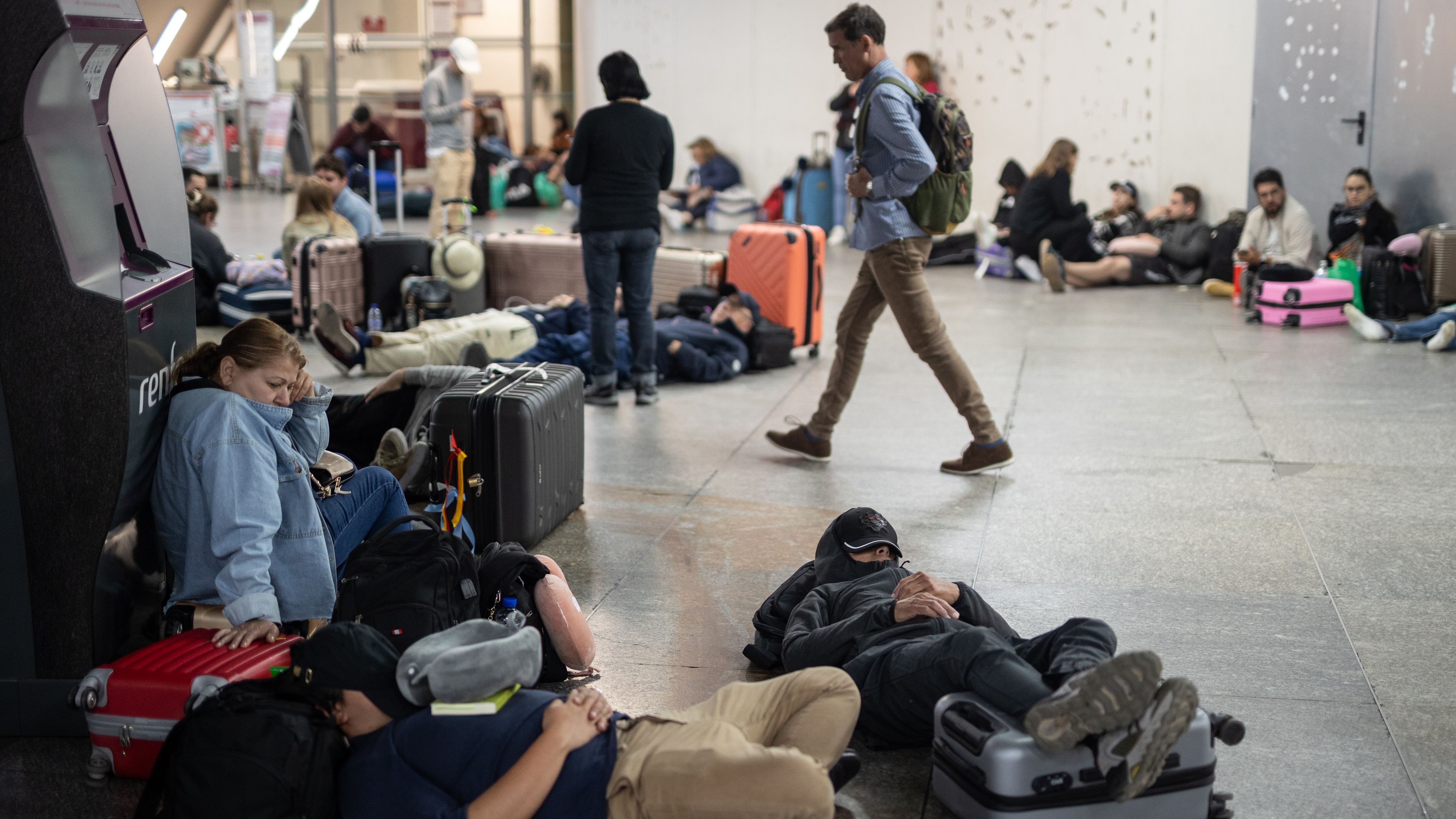 Decenas de personas se refugian en la estación de tren de Atocha, Madrid, durante la noche tras el apagón eléctrico en España