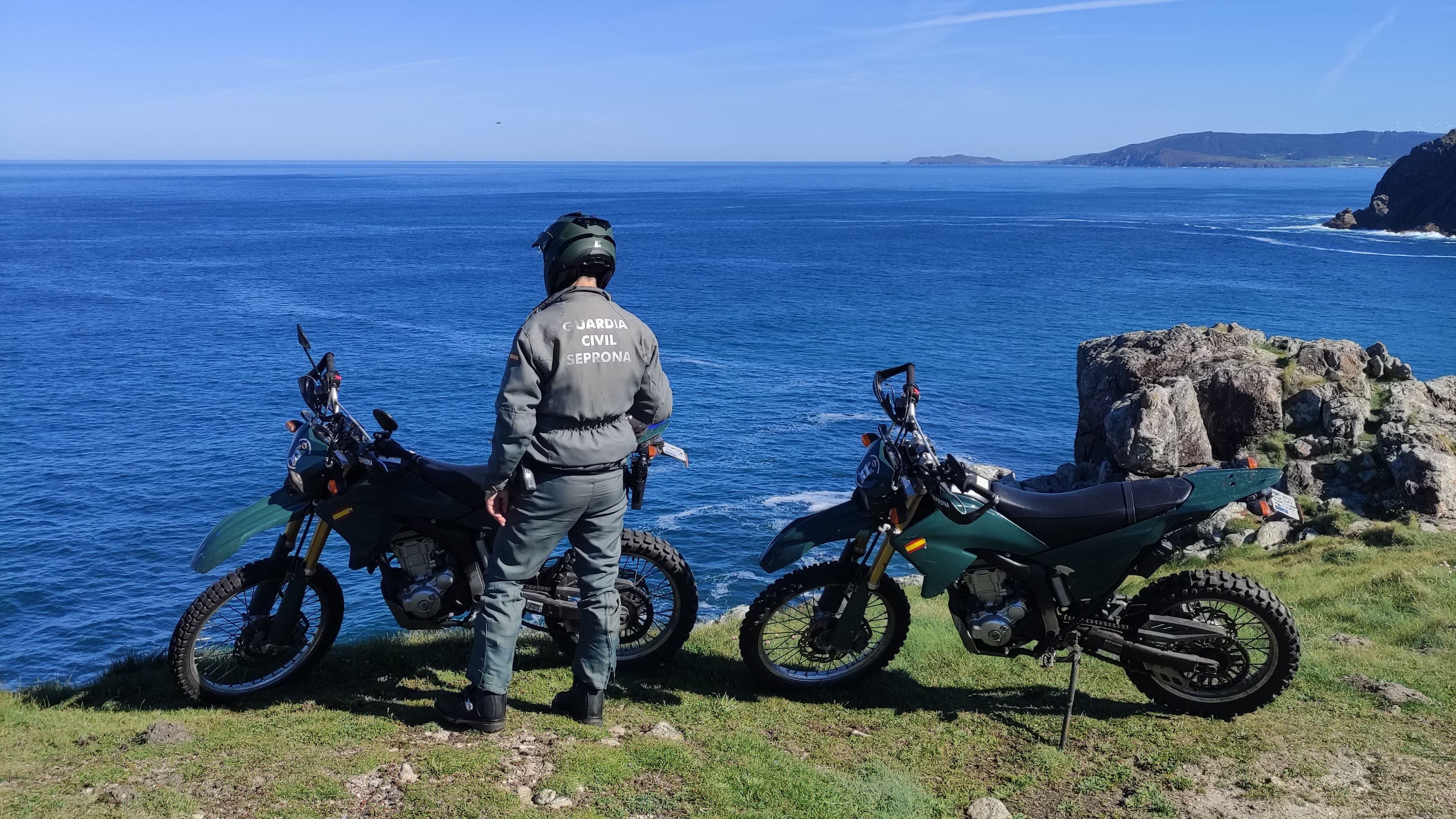 Efectivo de la Guardia Civil en el operativo de búsqueda en el cabo de Fisterra