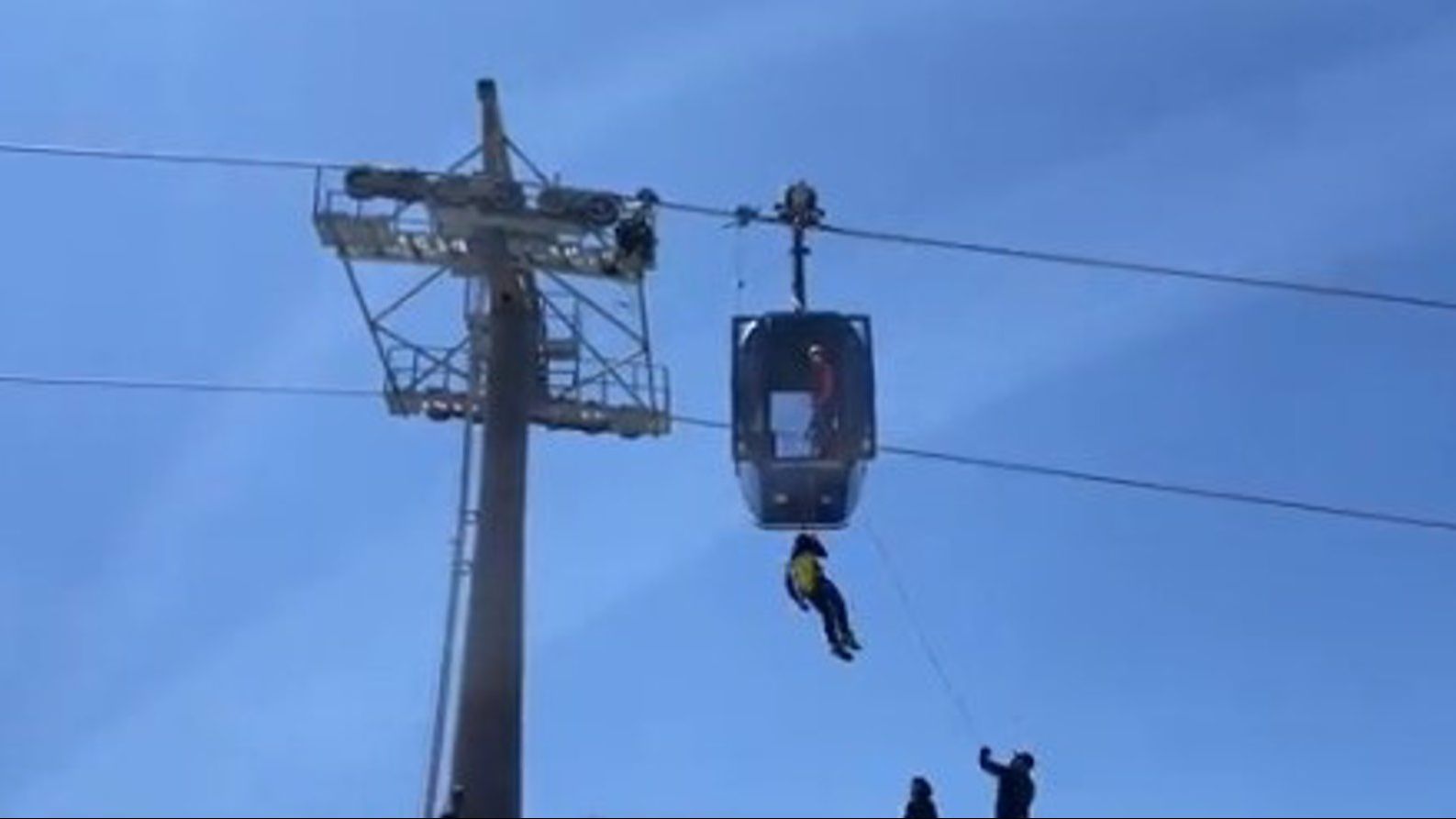 Efectivos realizando las acciones de rescate en la telecabina a causa del apagón