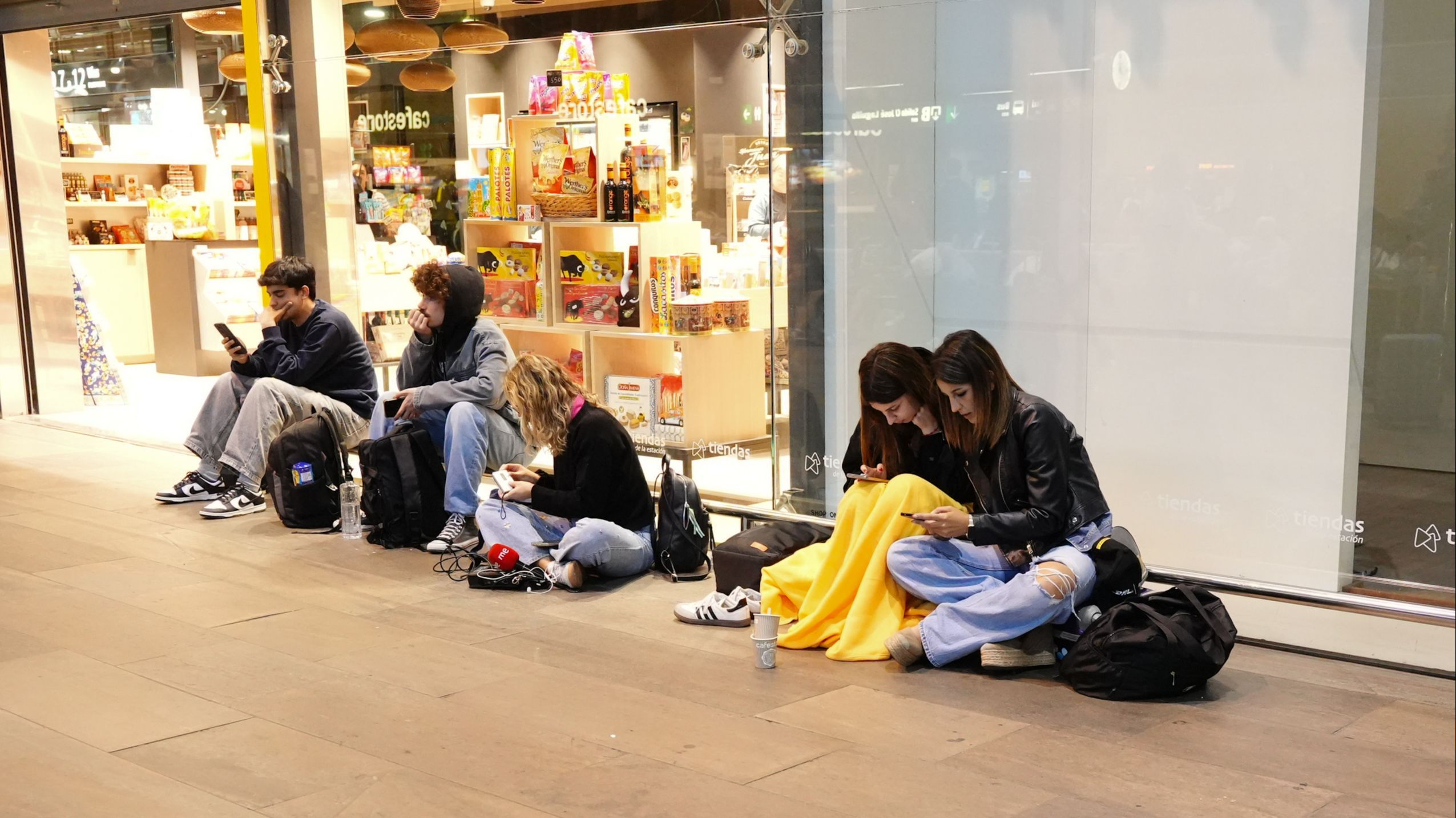 El apagón deja a los viajeros tirados: centenares de personas pasan la noche en las estaciones de Renfe