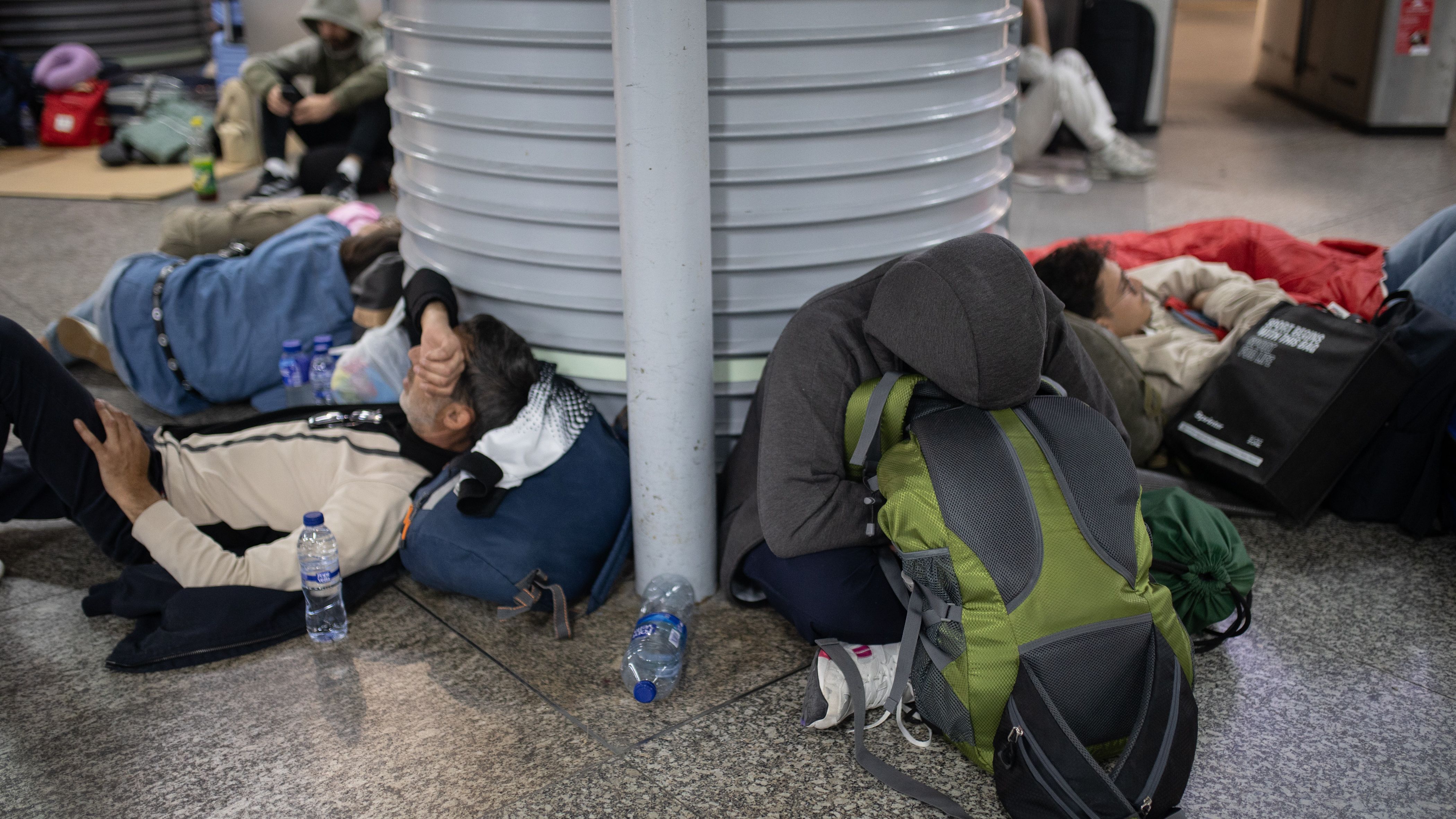 El apagón deja a los viajeros tirados: centenares de personas pasan la noche en las estaciones de Renfe