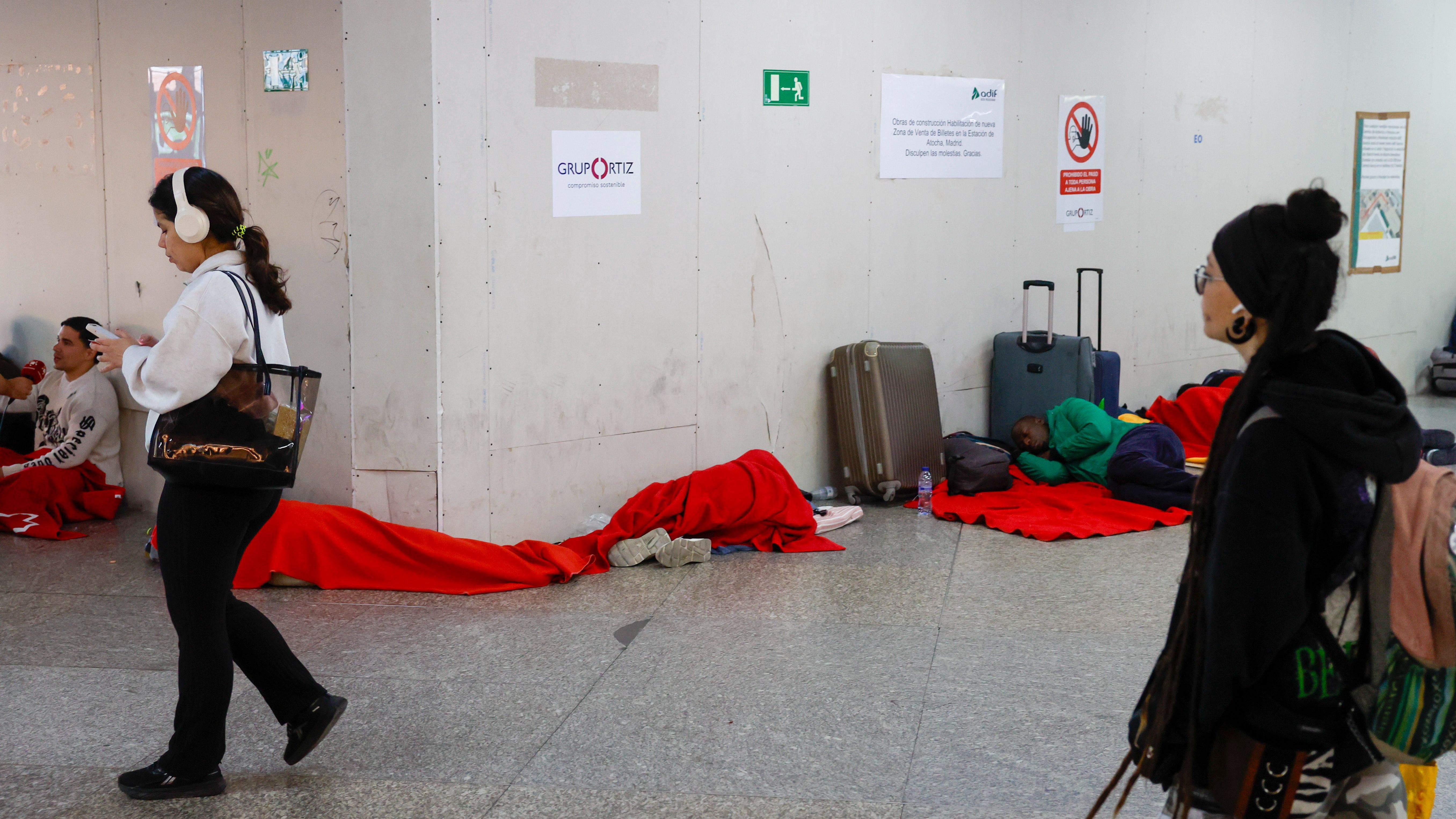 El apagón deja a los viajeros tirados: centenares de personas pasan la noche en las estaciones de Renfe