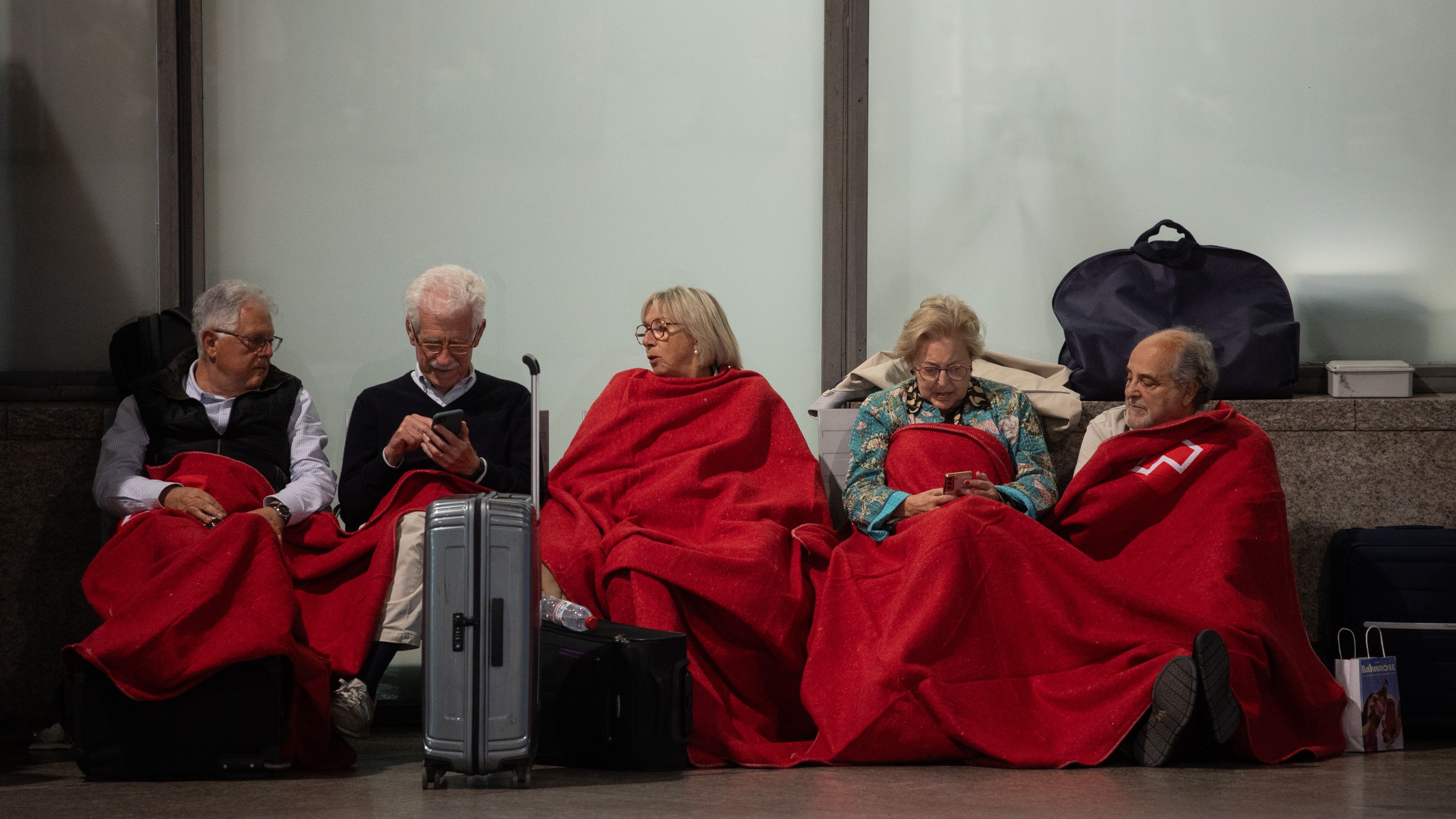 El apagón deja a los viajeros tirados: centenares de personas pasan la noche en las estaciones de Renfe