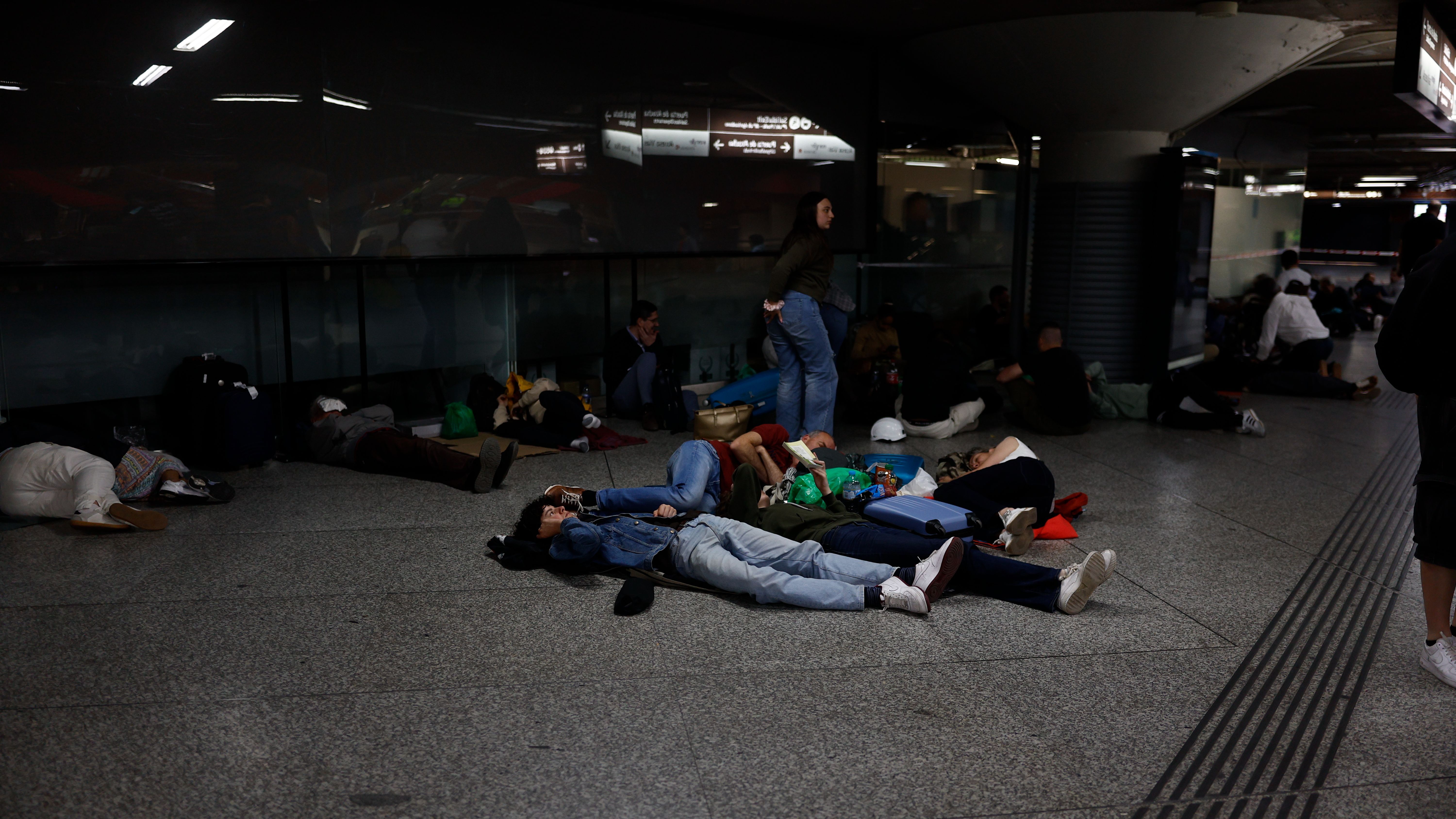 El apagón deja a los viajeros tirados: centenares de personas pasan la noche en las estaciones de Renfe El apagón deja a los viajeros tirados: centenares de personas pasan la noche en las estaciones de Renfe