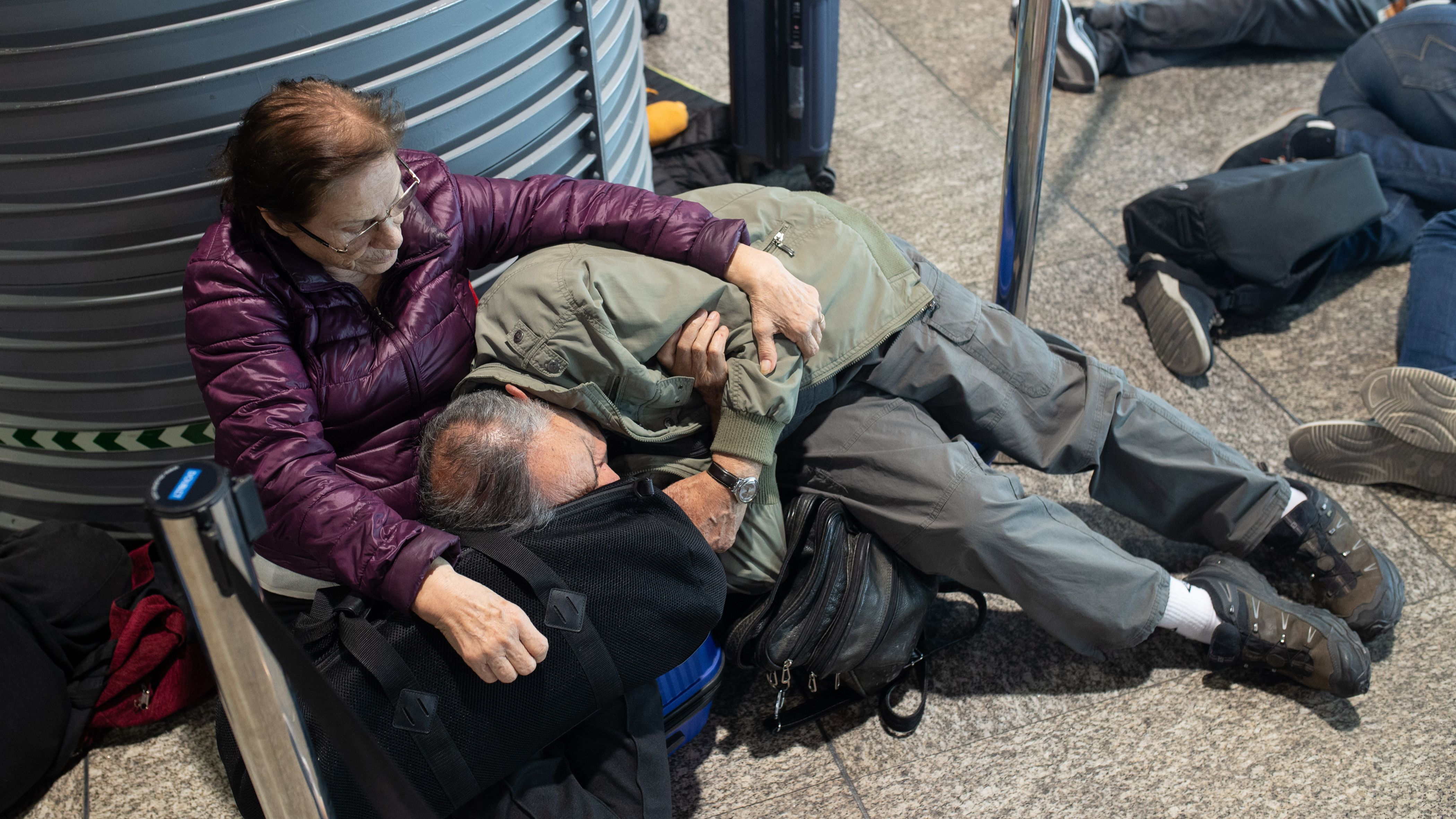 El apagón deja a los viajeros tirados: centenares de personas pasan la noche en las estaciones de Renfe