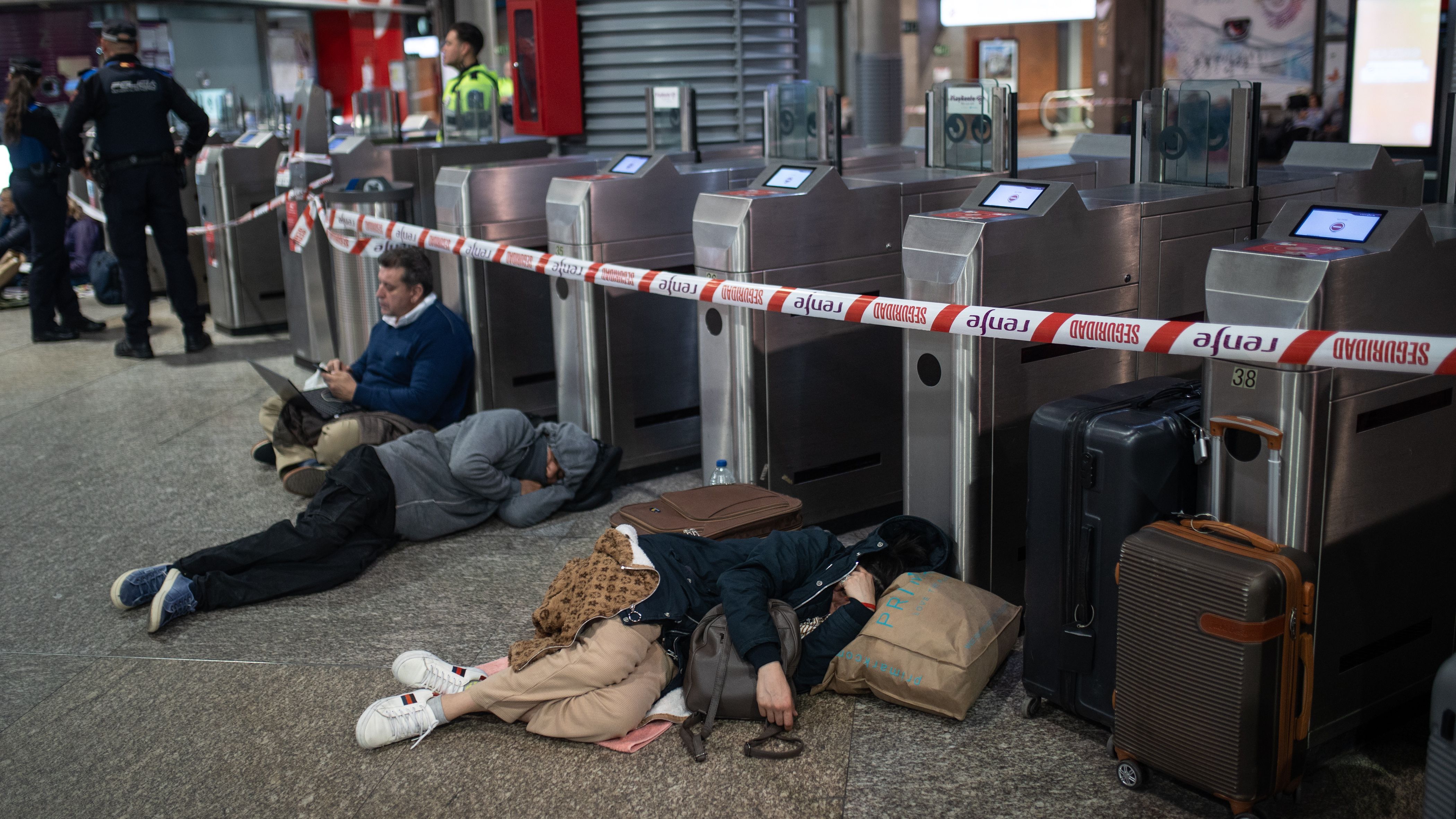 El apagón deja a los viajeros tirados: centenares de personas pasan la noche en las estaciones de Renfe