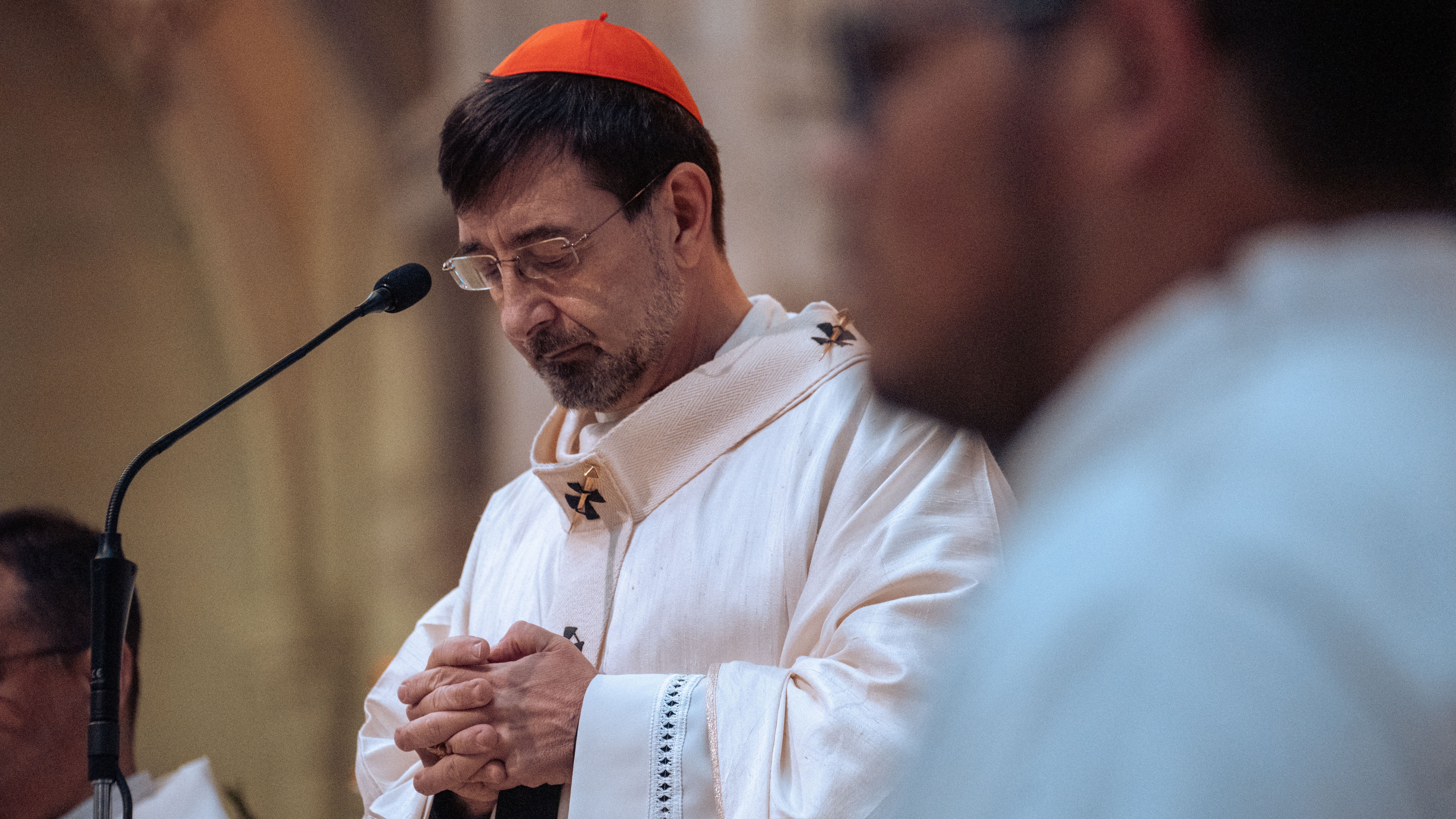 El arzobispo de Madrid, José Cobo, preside una misa en la Catedral de la Almudenaen honor al papa Francisco
