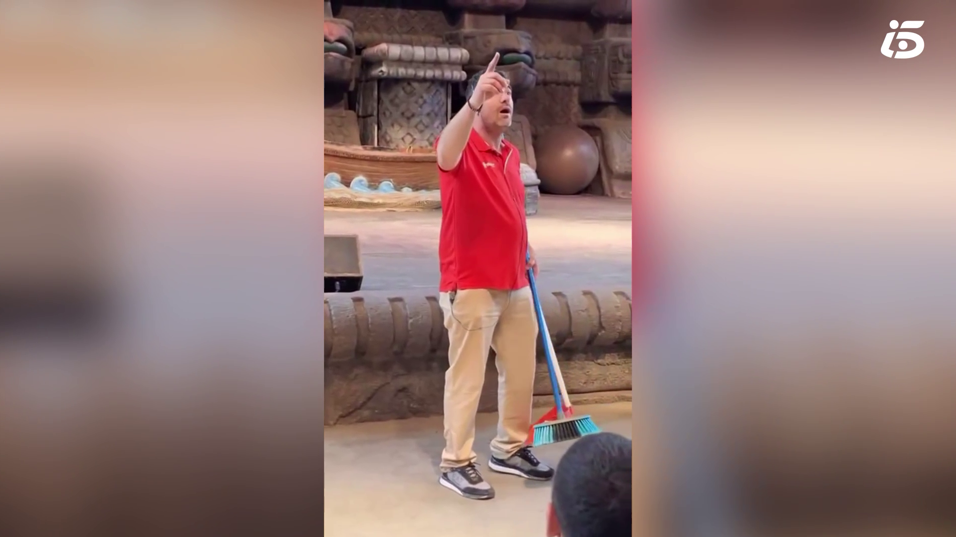 "El barrendero viral" que trabaja a ritmo de Camela