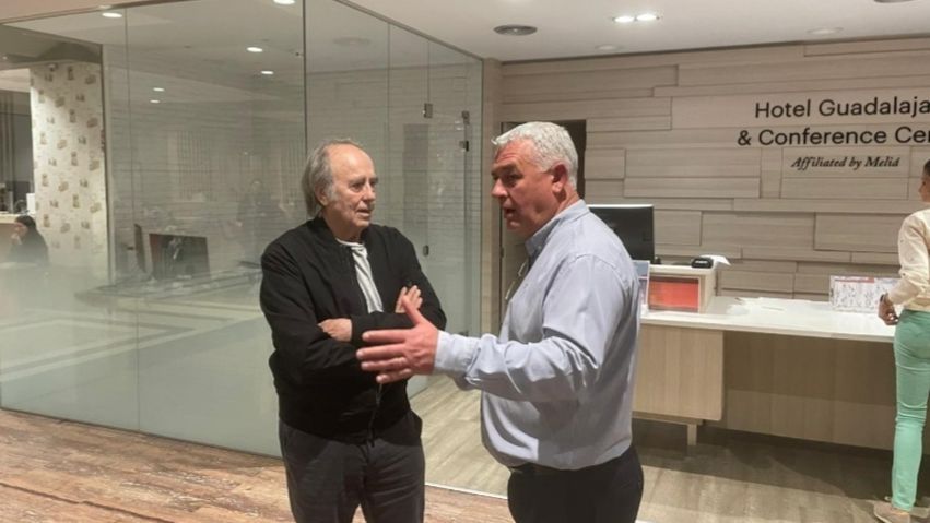 El cantante Joan Manuel Serrat con el presidente de la Diputación de Guadalajara, José Luis Vega.