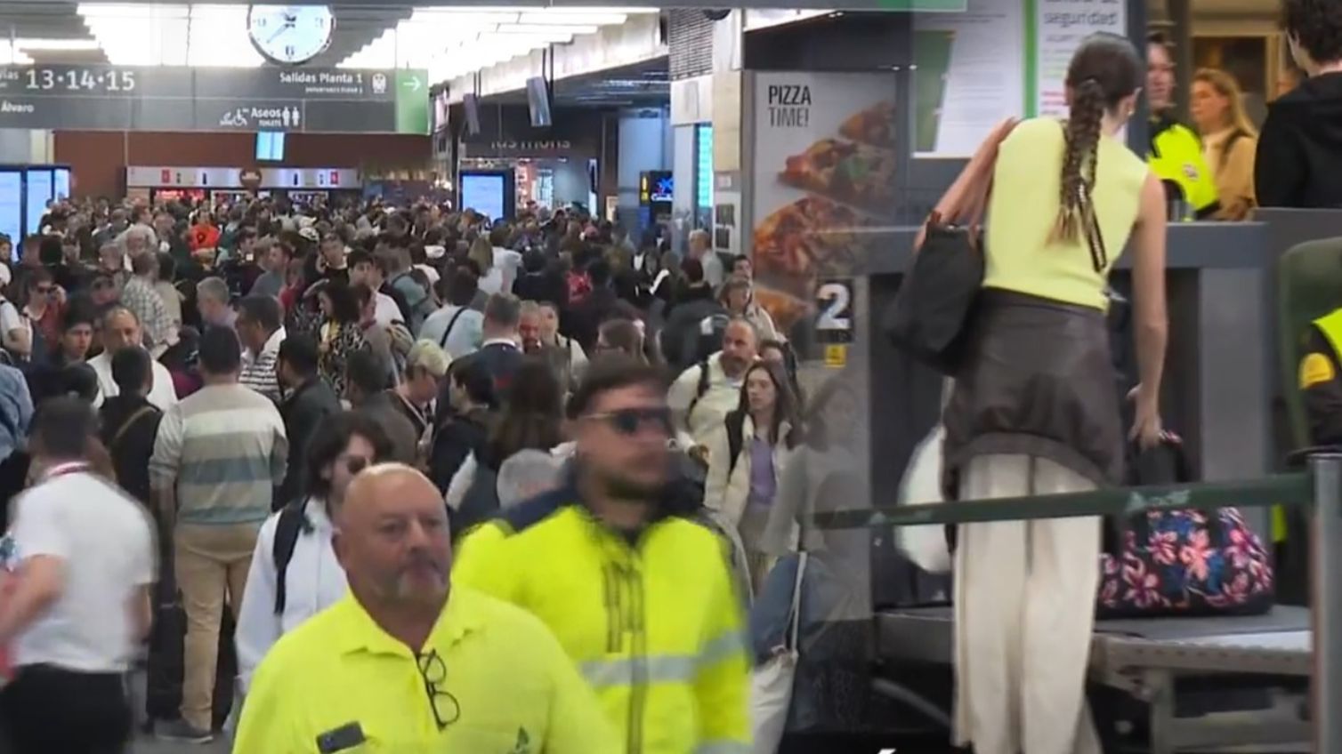 El caos se apodera de las estaciones de Atocha y Sants un día después del apagón