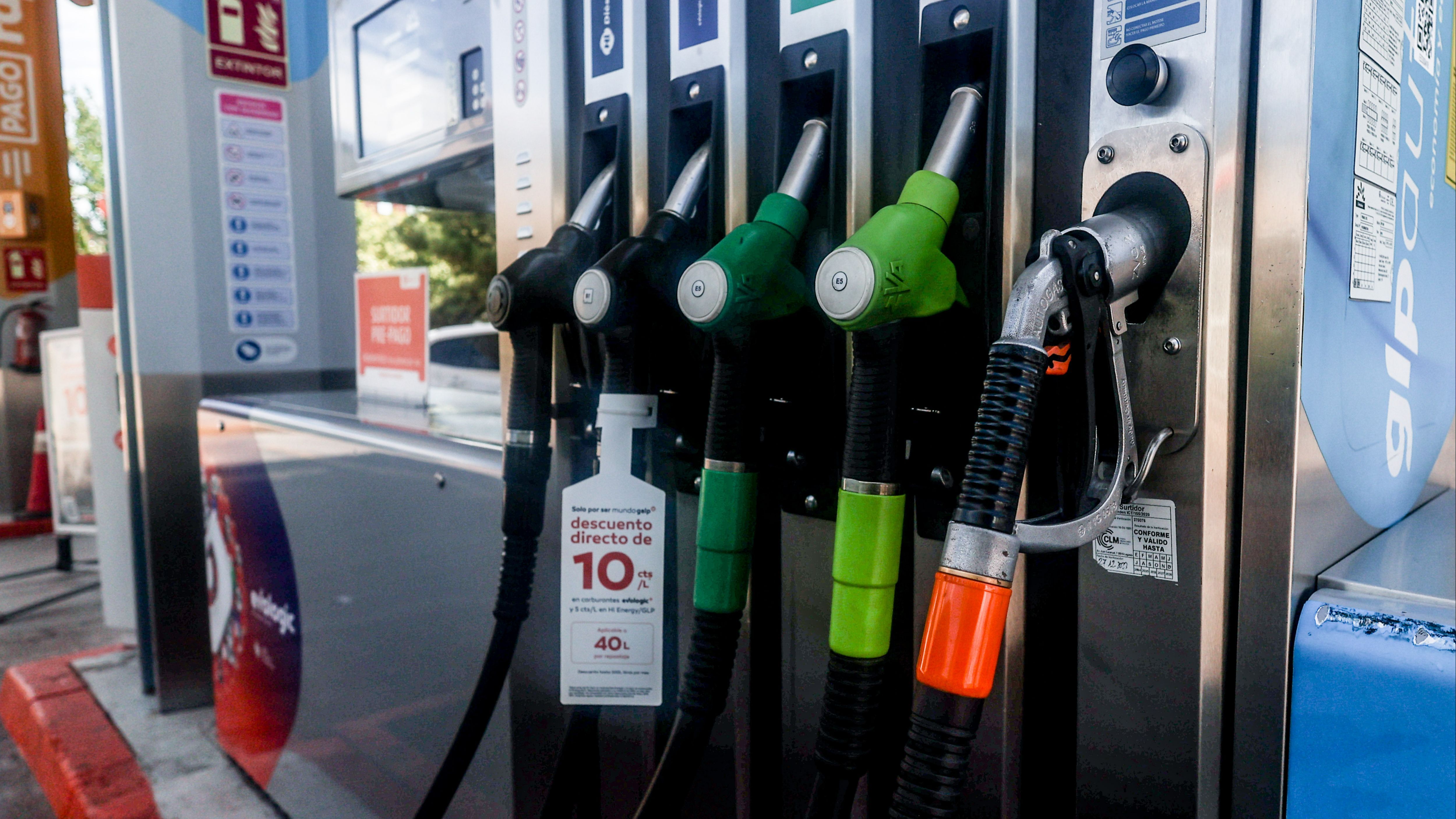 El IPC se modera una décima en abril, hasta el 2,2%, por el abaratamiento de los carburantes, la luz y el gas