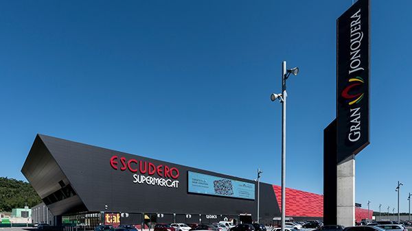 El radar está situado frente al centro comercial Gran Jonquera, en un tramo limitado a 60 km/h.