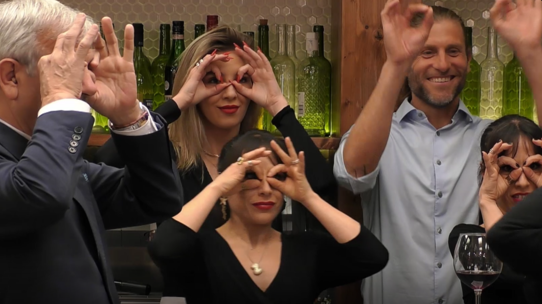 El staff de 'First Dates' practicando risoterapia