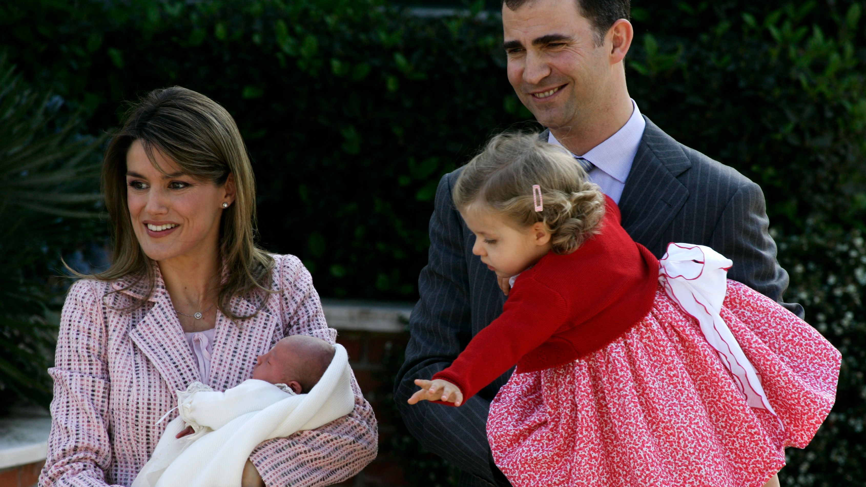 Felipe y Letizia, saliendo de la Clínica Ruber con Leonor y Sofía tras el nacimiento de la infanta.
