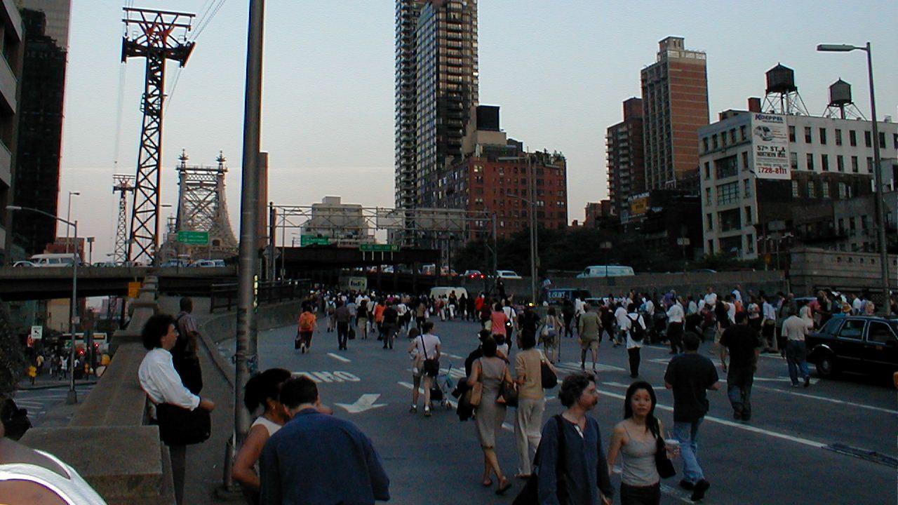 Gente caminando por el puente de Queens en Nueva York durante el apagón.