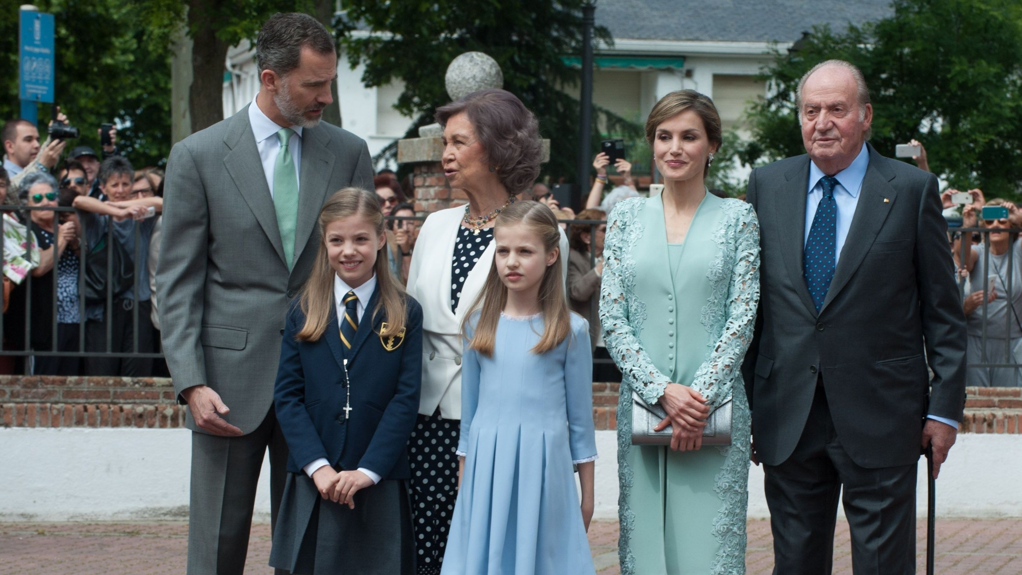 La familia real en la comunión de Sofía, en 2017.